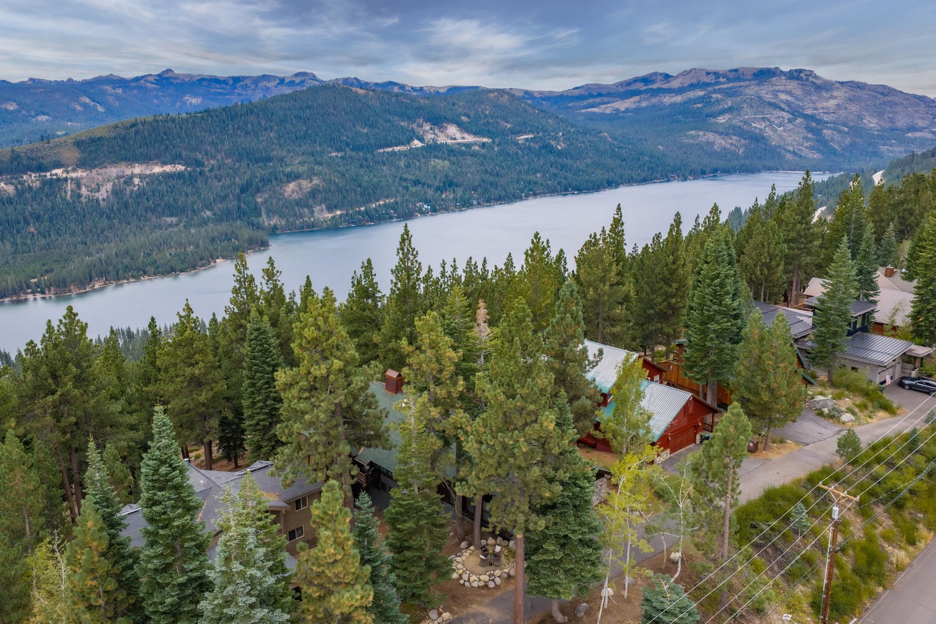  Views of Donner Lake with Donner Lake Rim Trail in Backyard - 物件實景