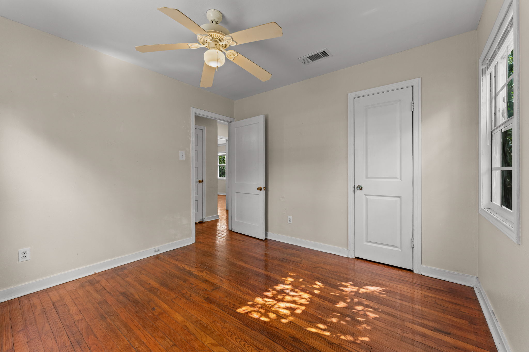  Charming Home, Near Downtown  On a Large Lot, Mature Trees, & No Rear Neighbors - 物件實景