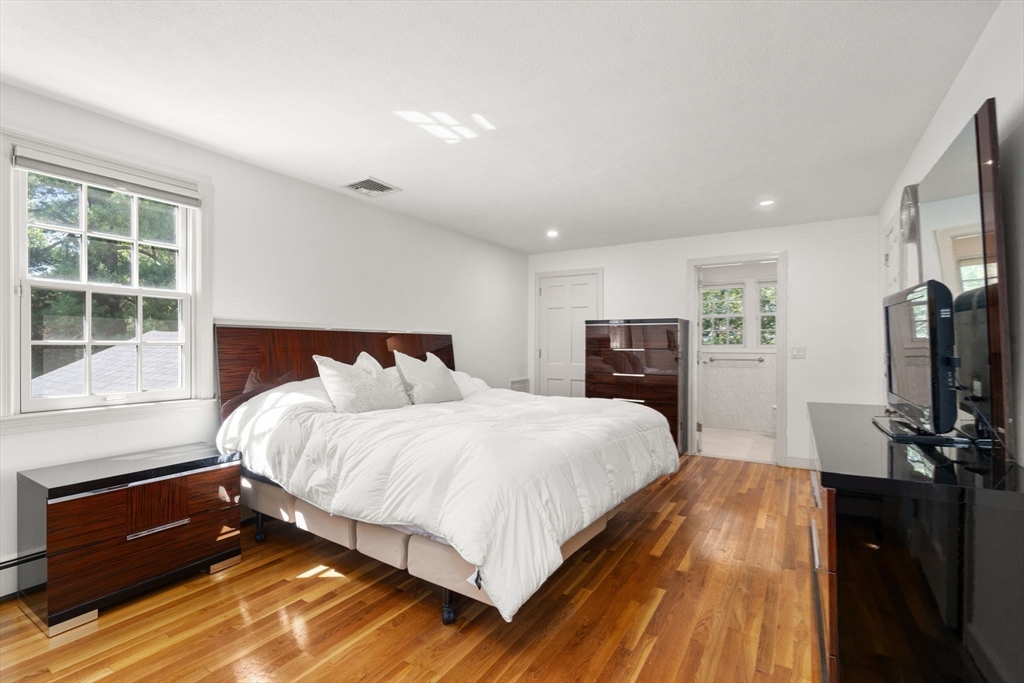 Framingham, Massachusetts, 01701, United States, 4 Bedrooms Bedrooms, ,3 BathroomsBathrooms,Residential,For Sale,1837542