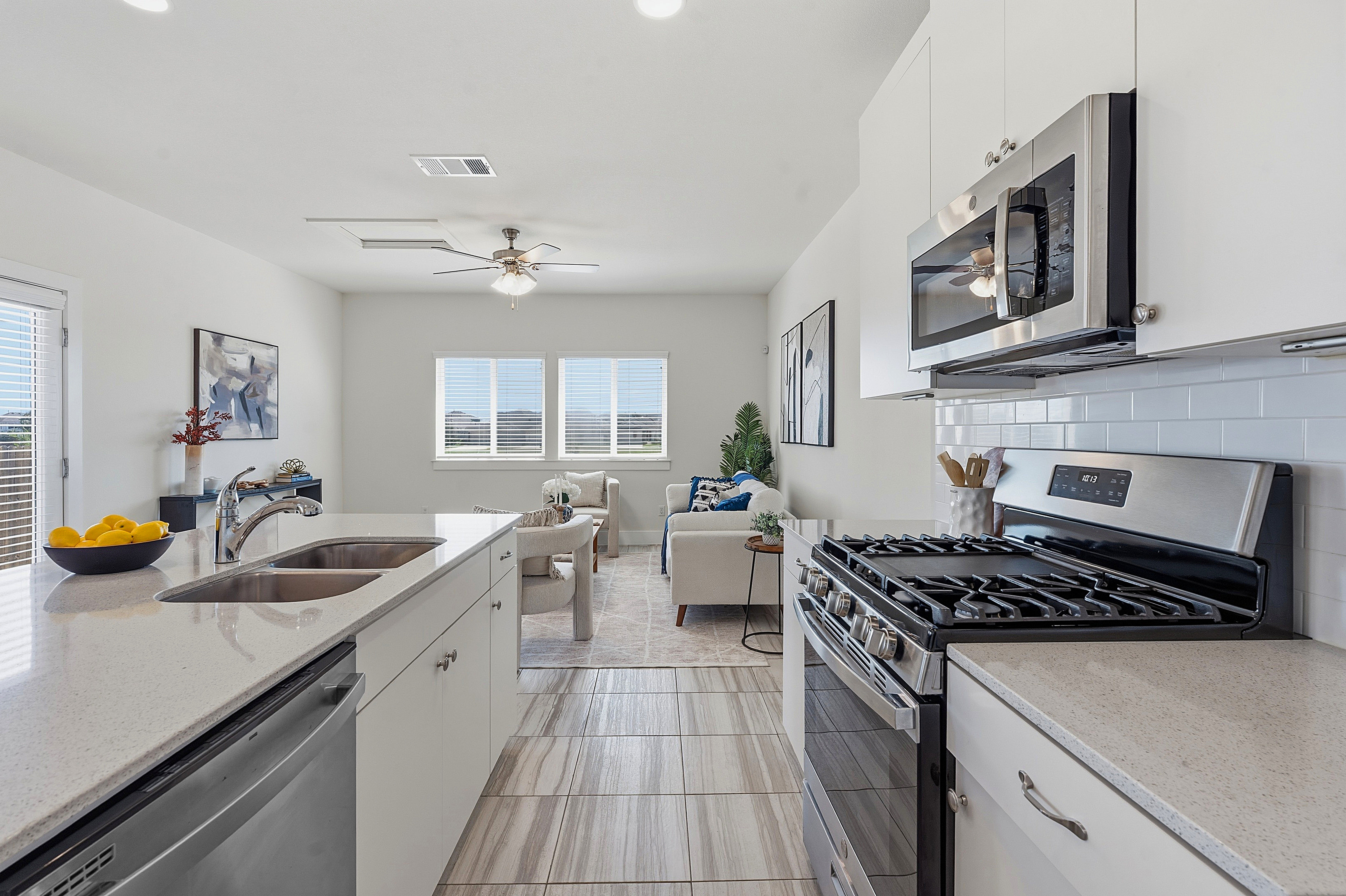  Aggressively Priced Better Than New End Unit Condo - 物件實景