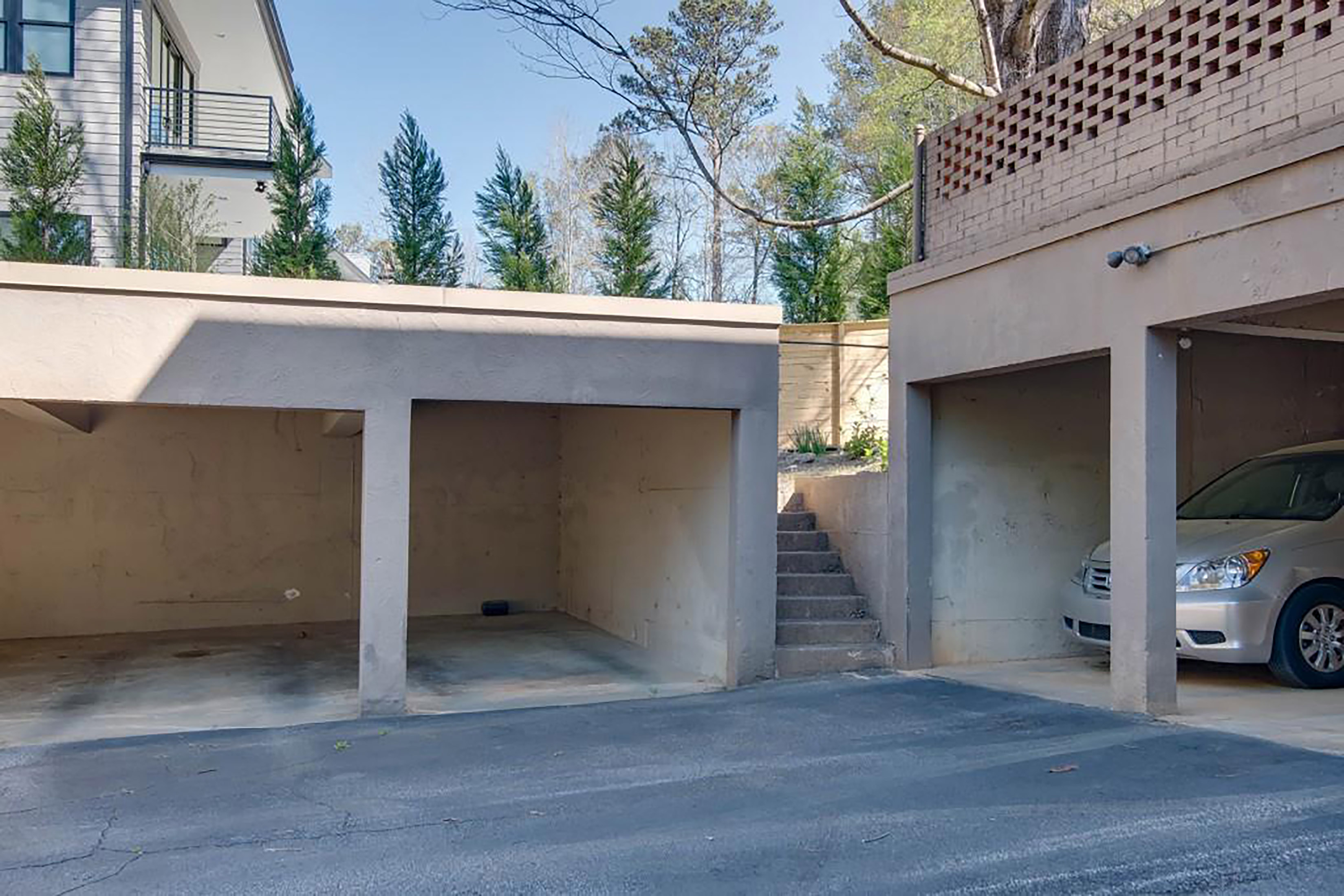  Renovated, End-Unit Townhome with Private Patio - 物件實景