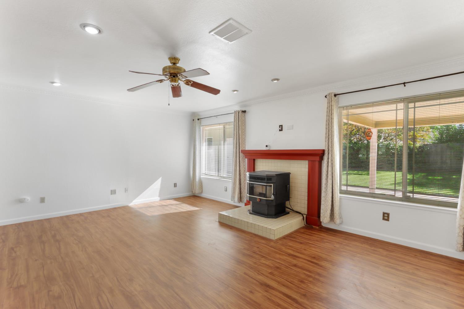 Elk Grove, California, 95624, United States, 4 Bedrooms Bedrooms, ,3 BathroomsBathrooms,Residential,For Sale,1987914