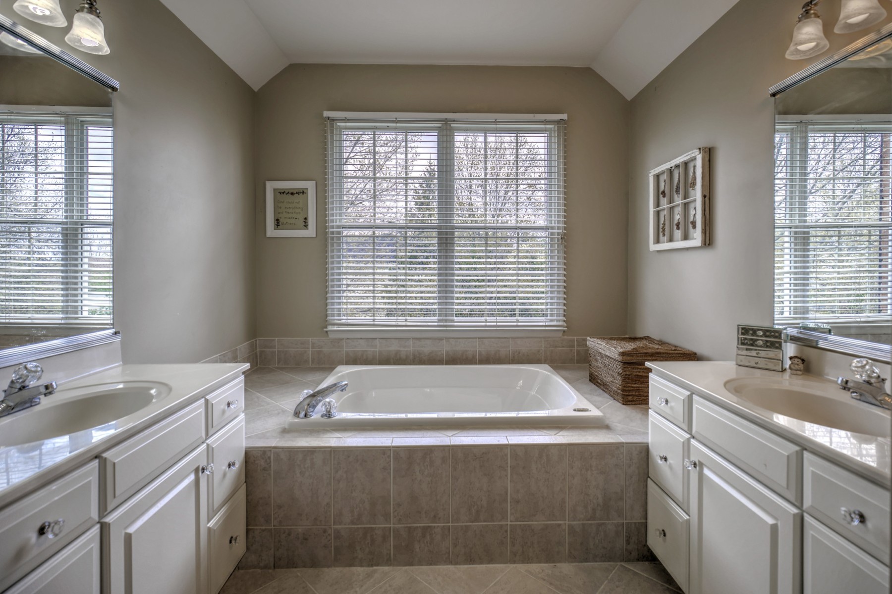  Thoughtfully Designed Living Space Balances Luxury and Everyday Functionality - 物件實景