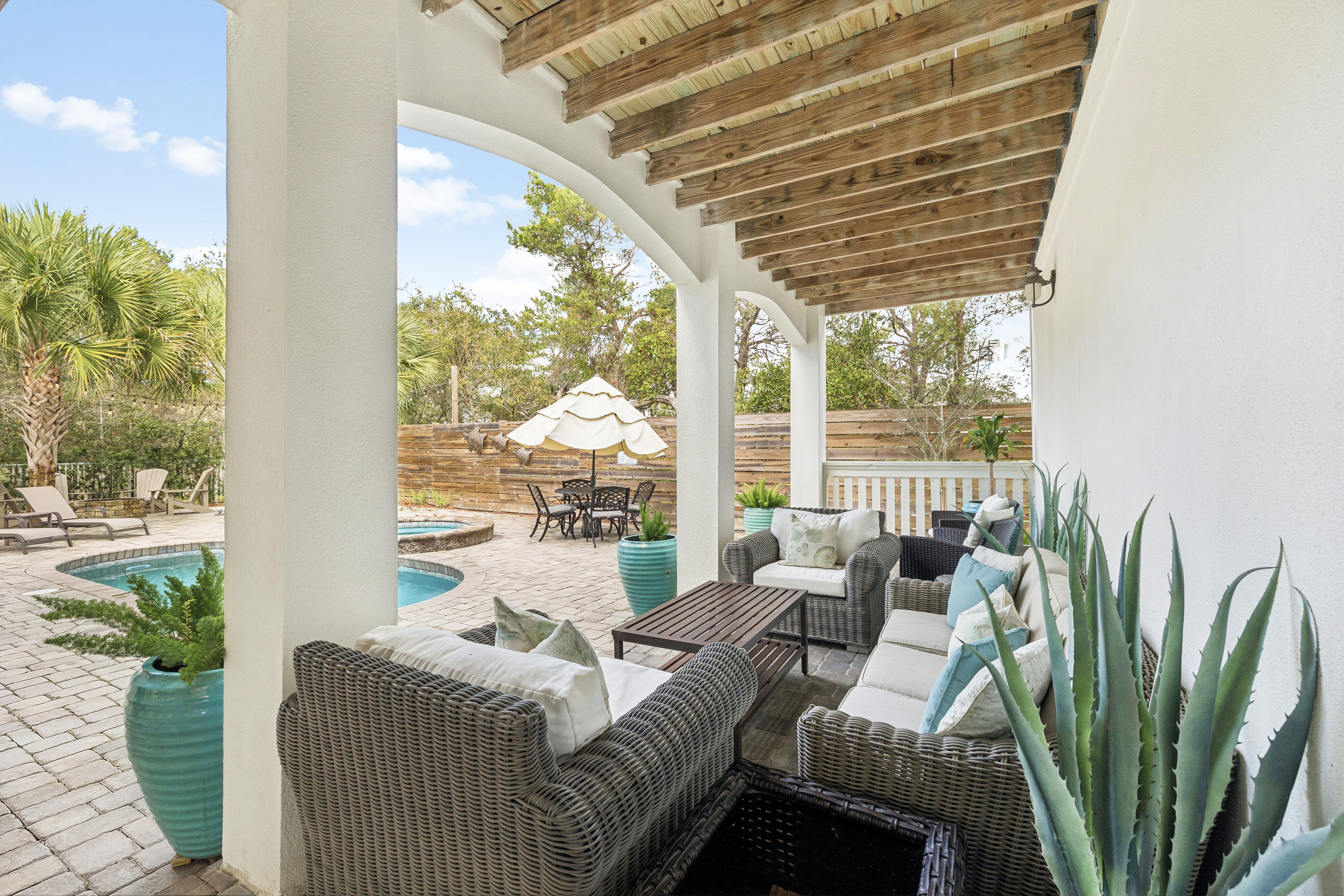  Updated Coastal Retreat With Courtyard Pool And Carriage House - 物件實景