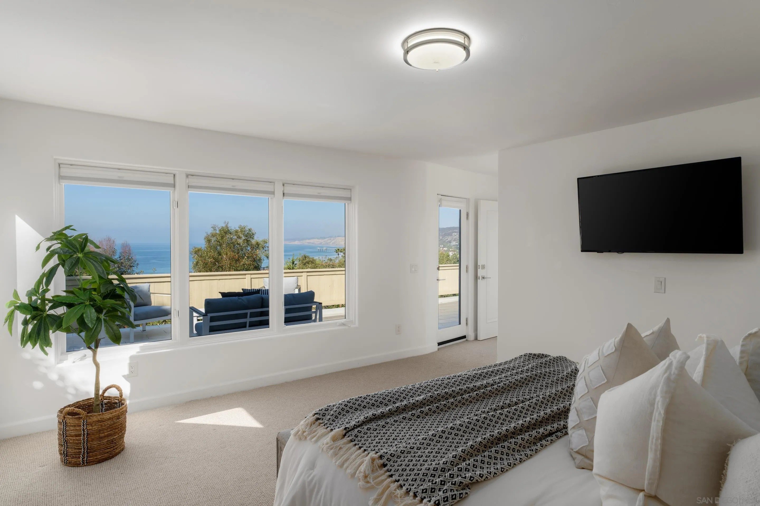 La Jolla, California, 92037, United States, 5 Bedrooms Bedrooms, ,6 BathroomsBathrooms,Residential,For Sale,1991356