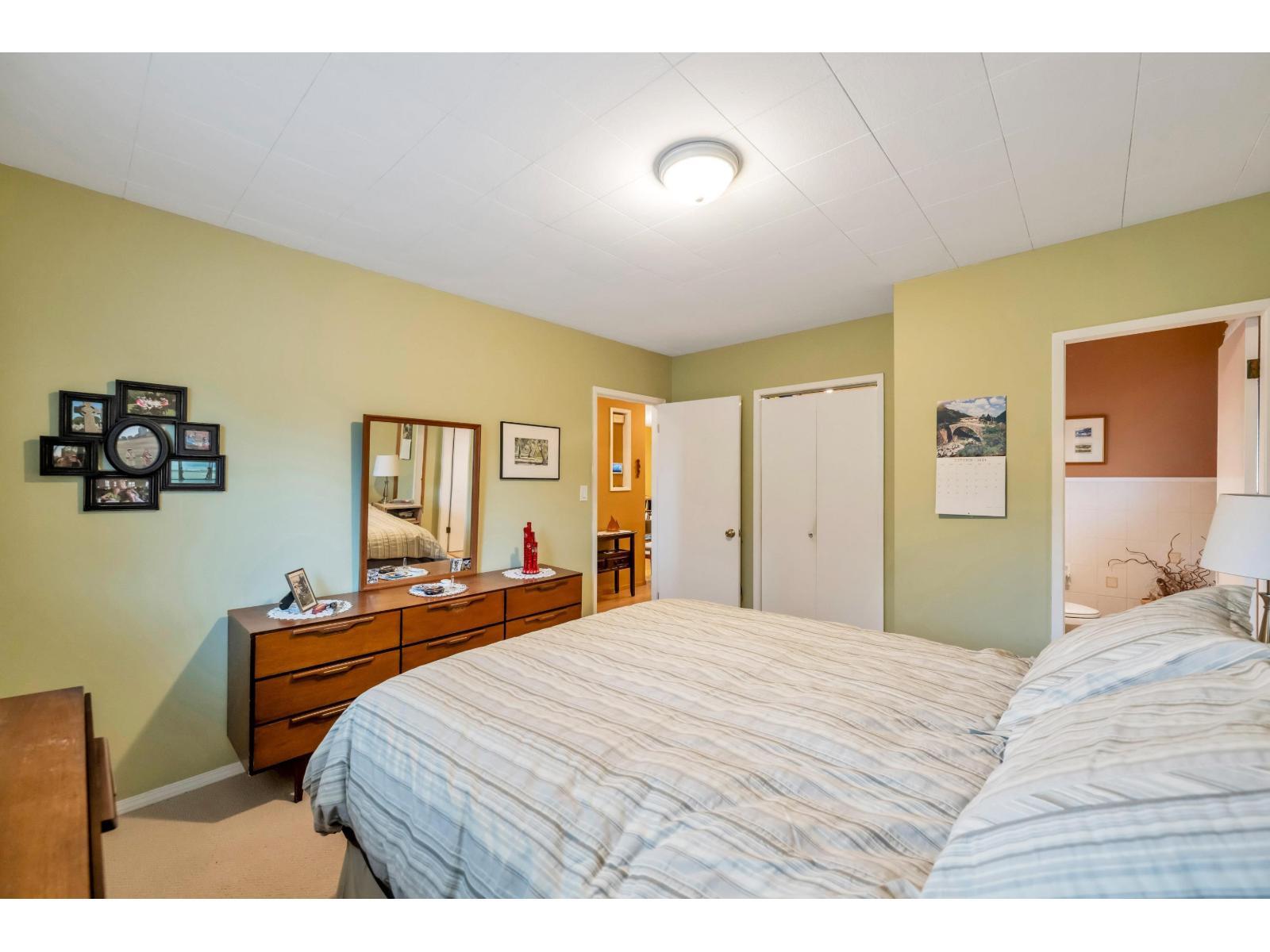 WHITE ROCK, British Columbia, V4B 4T7, CA, 4 Bedrooms Bedrooms, ,2 BathroomsBathrooms,Residential,For Sale,1951469
