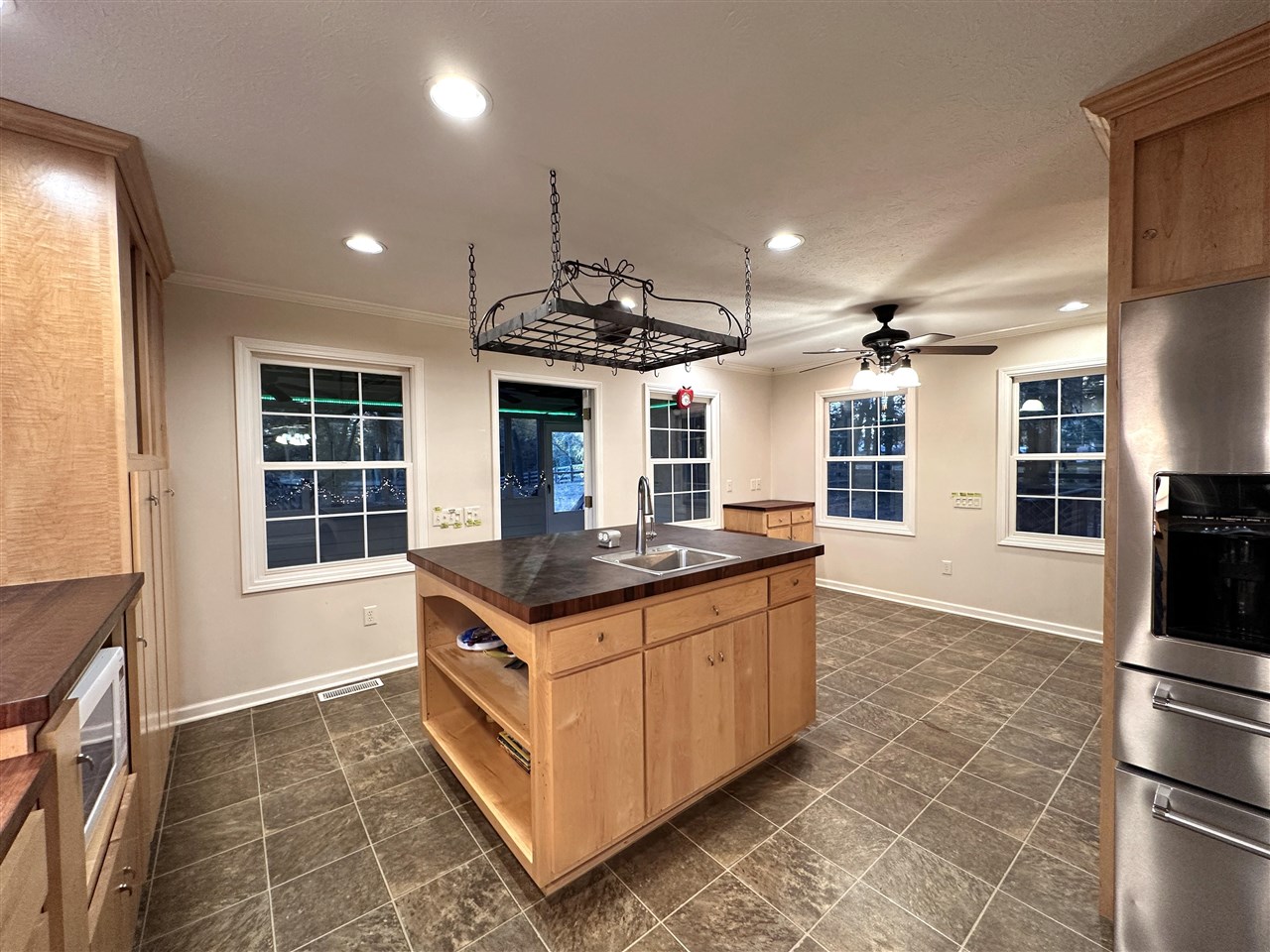 Bowling Green, Kentucky, 42103, United States, 4 Bedrooms Bedrooms, ,5 BathroomsBathrooms,Residential,For Sale,1991633