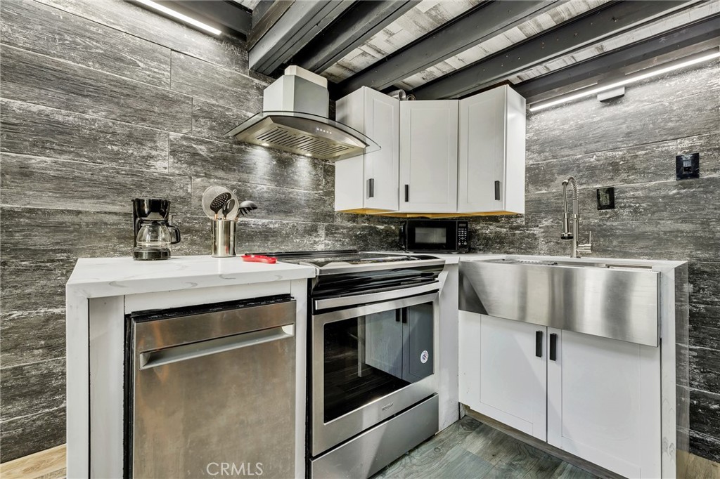 Woodland Hills, California, 91364, United States, 4 Bedrooms Bedrooms, ,2 BathroomsBathrooms,Residential,For Sale,1975100