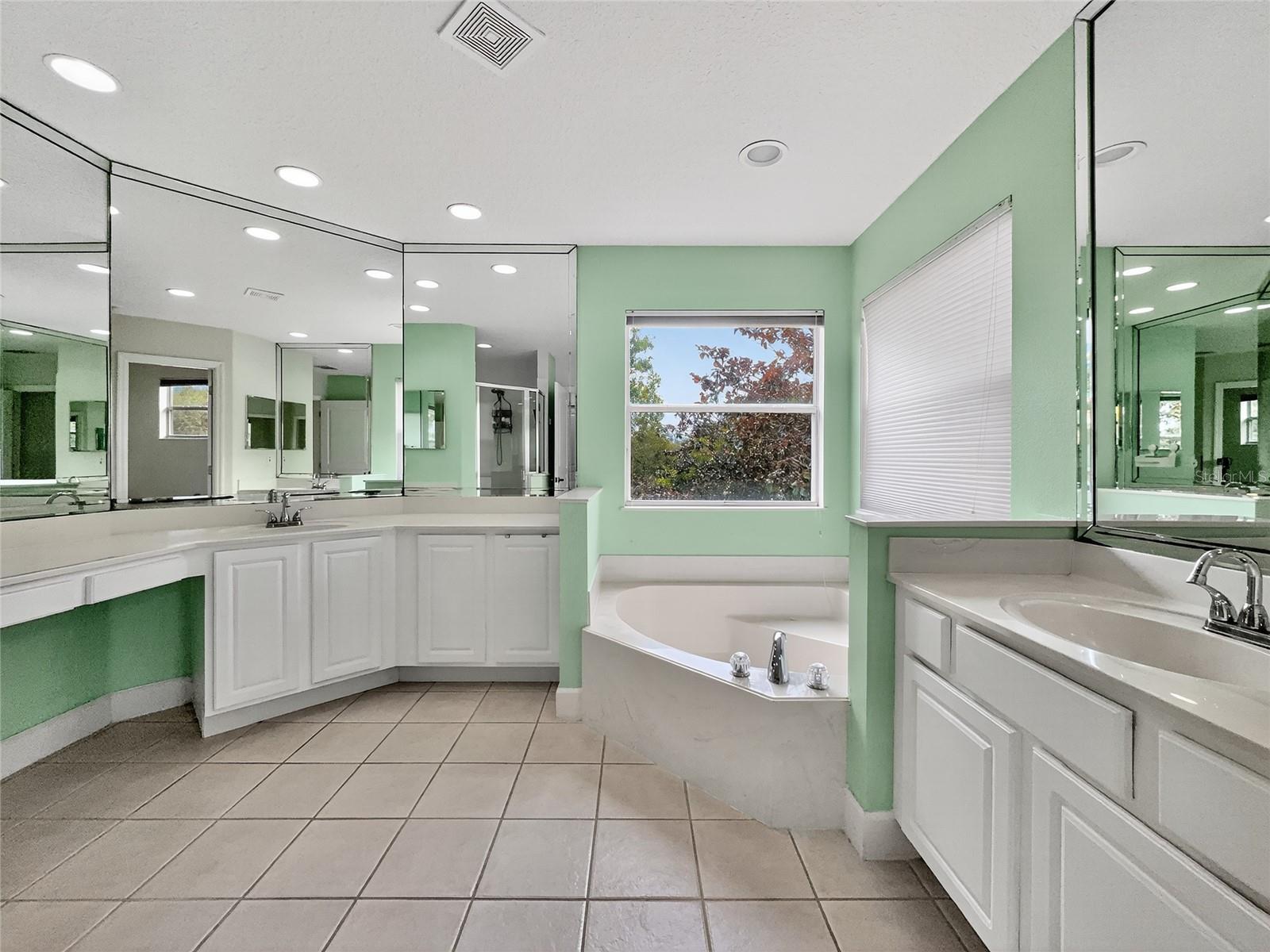 OVIEDO, Florida, 32766, United States, 5 Bedrooms Bedrooms, ,3 BathroomsBathrooms,Residential,For Sale,1974970