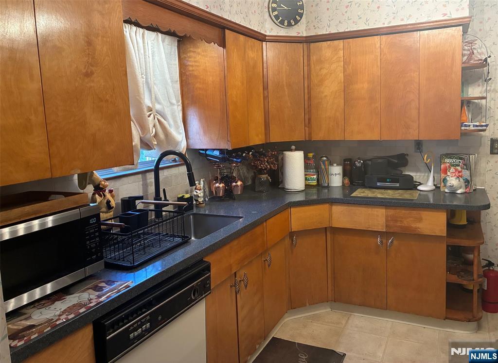 Teaneck, New Jersey, 07666, United States, 3 Bedrooms Bedrooms, ,2 BathroomsBathrooms,Residential,For Sale,1987790