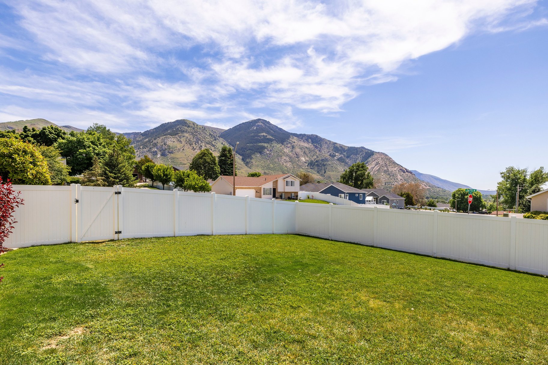  5 Bedroom, 3 Bath Home With One Of North Ogdens Best Porch Views - 物件實景