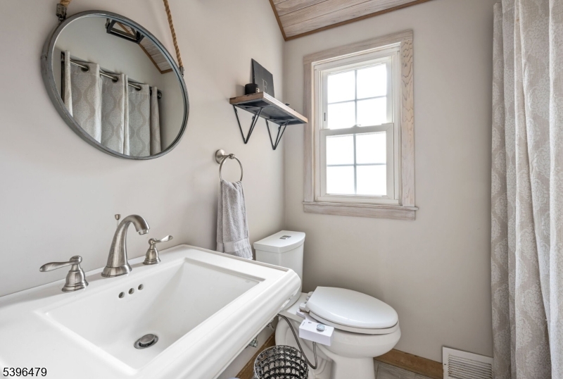 West Milford Twp., New Jersey, 07421, United States, 4 Bedrooms Bedrooms, ,3 BathroomsBathrooms,Residential,For Sale,1992089