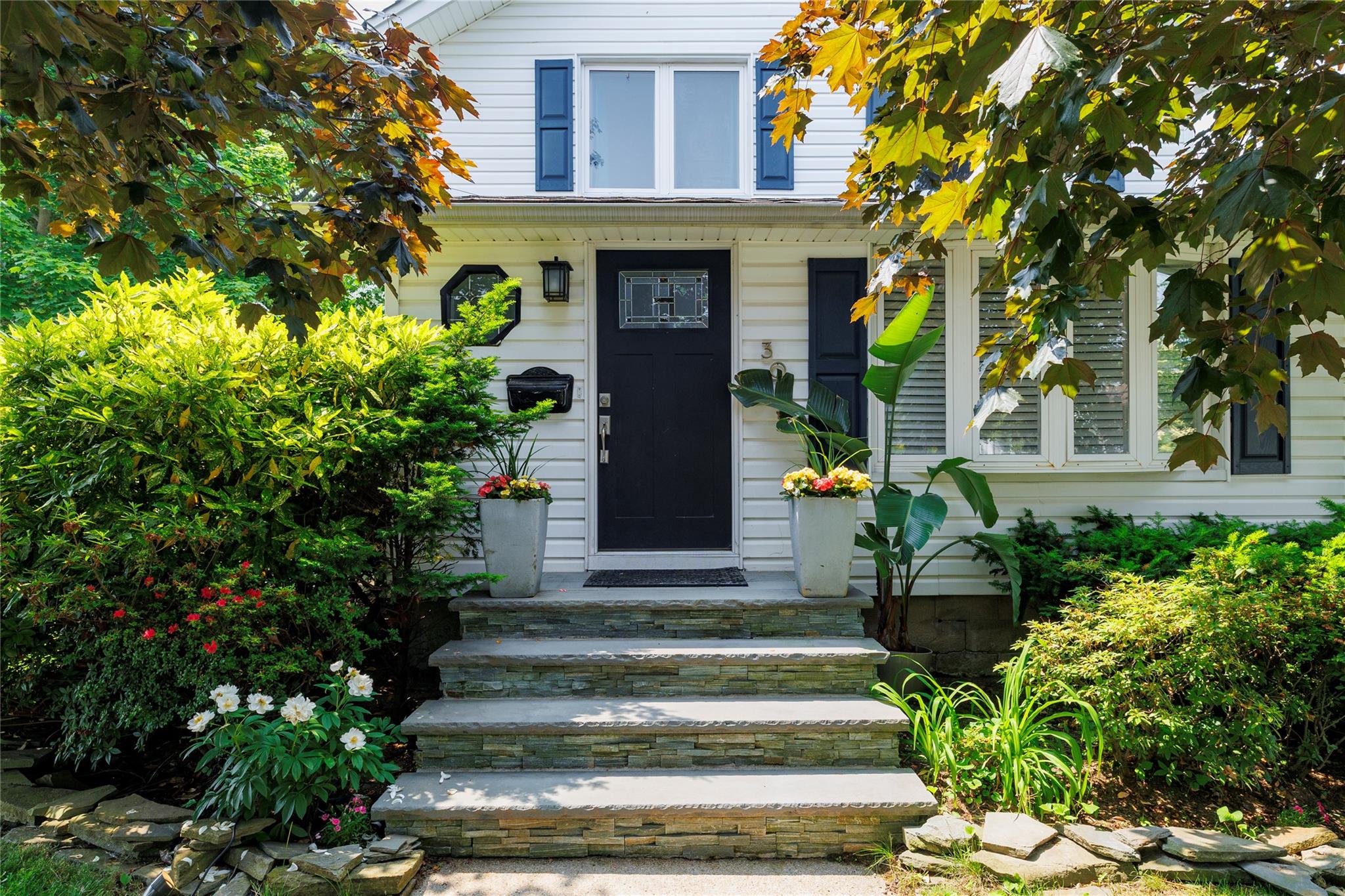 Malverne, New York, 11565, United States, 3 Bedrooms Bedrooms, ,2 BathroomsBathrooms,Residential,For Sale,1874917
