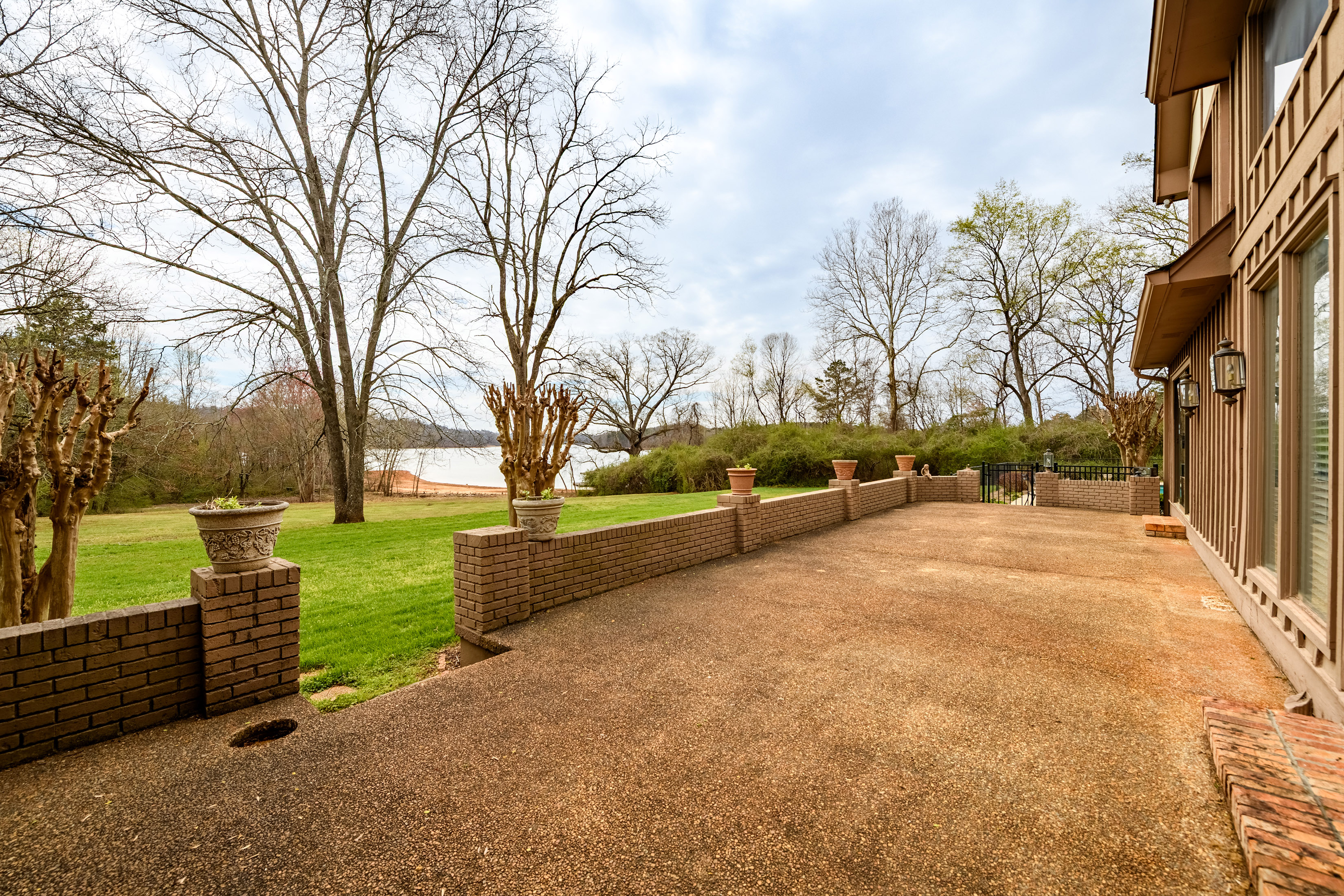  Lakefront Estate with Private Dock, Guest Home and Pool - 物件實景