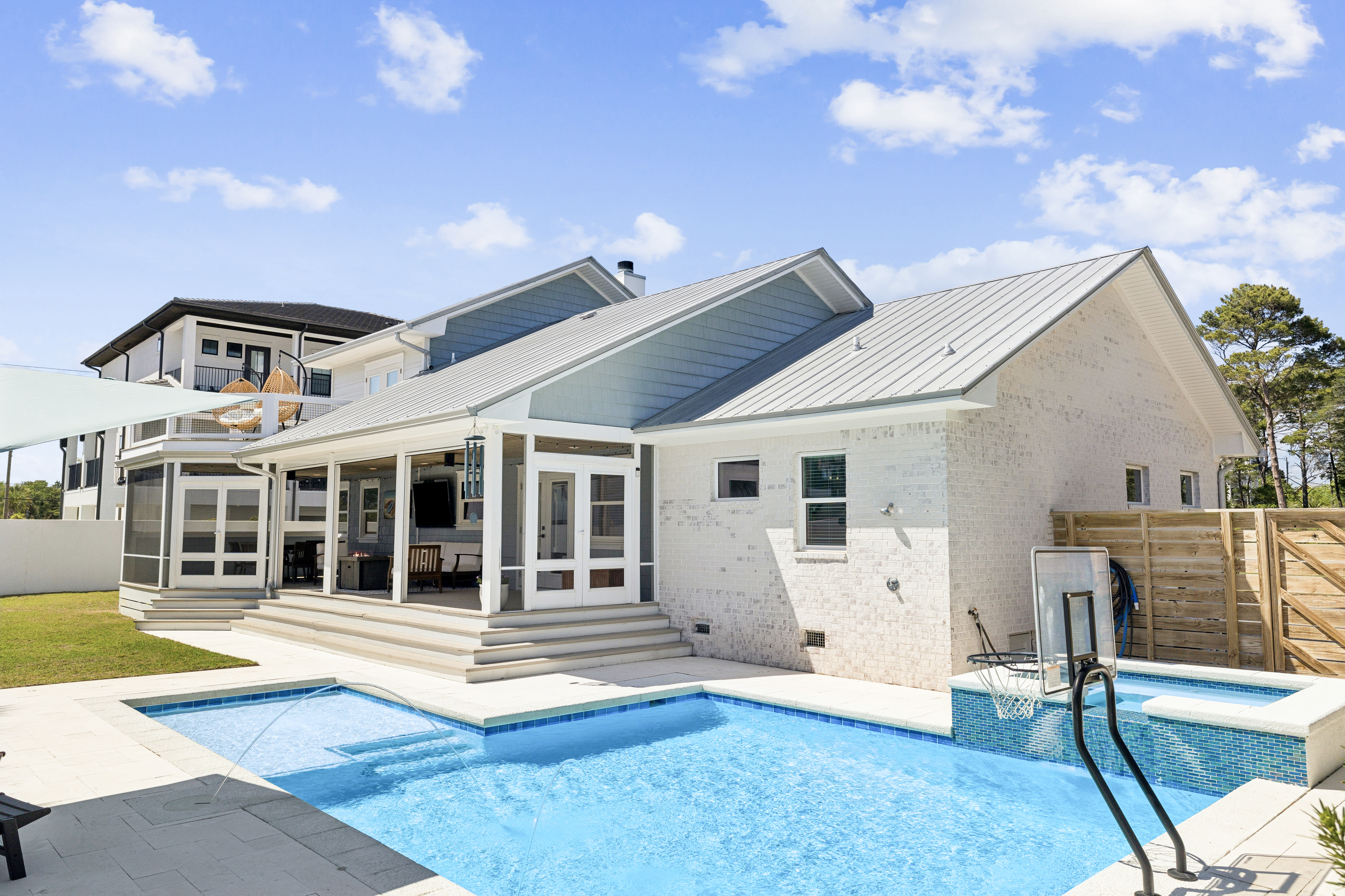  Completely Renovated Home On Half-Acre Lot Near Gulf Place - 物件實景