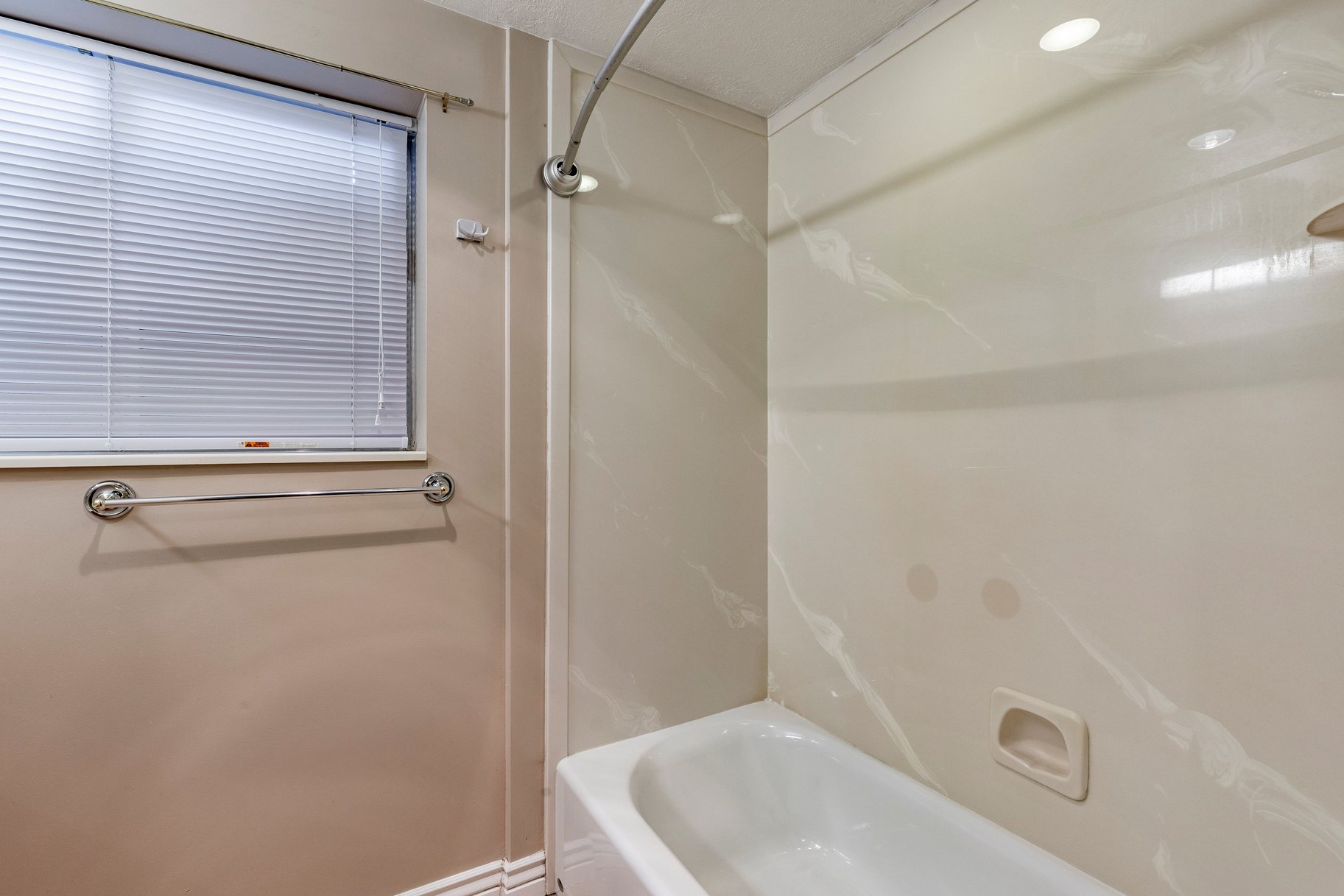  Classic Brick Rambler in Quiet Golf Community - 物件實景