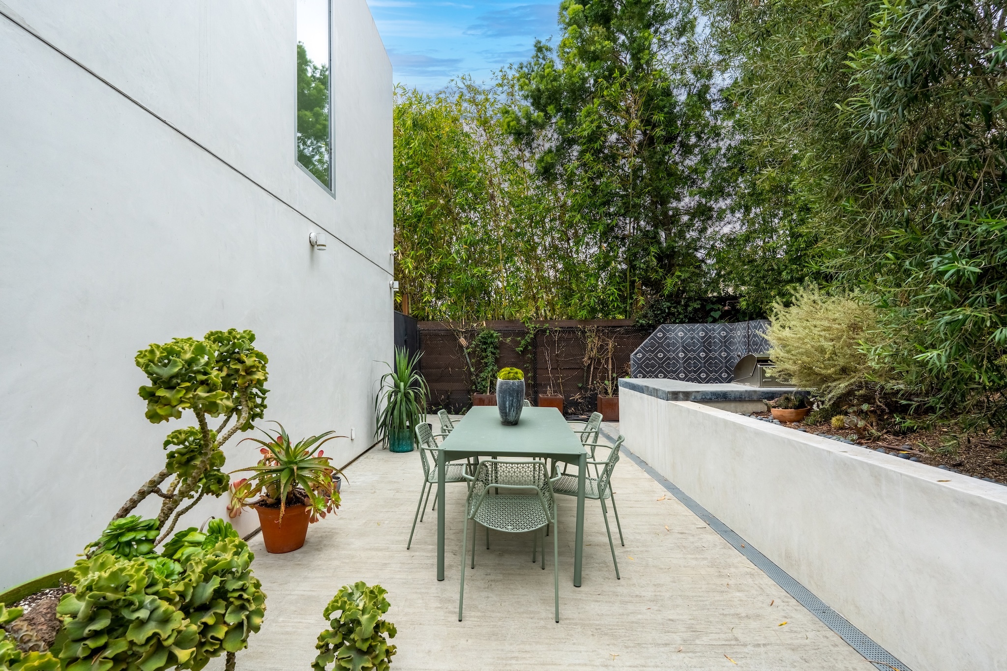  2129 Redcliff St - 物件實景