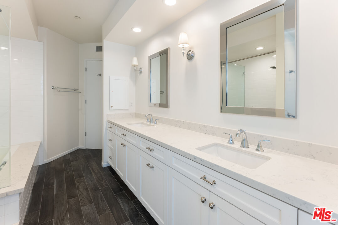 Los Angeles, California, 90024, United States, 2 Bedrooms Bedrooms, ,3 BathroomsBathrooms,Residential,For Sale,1883580
