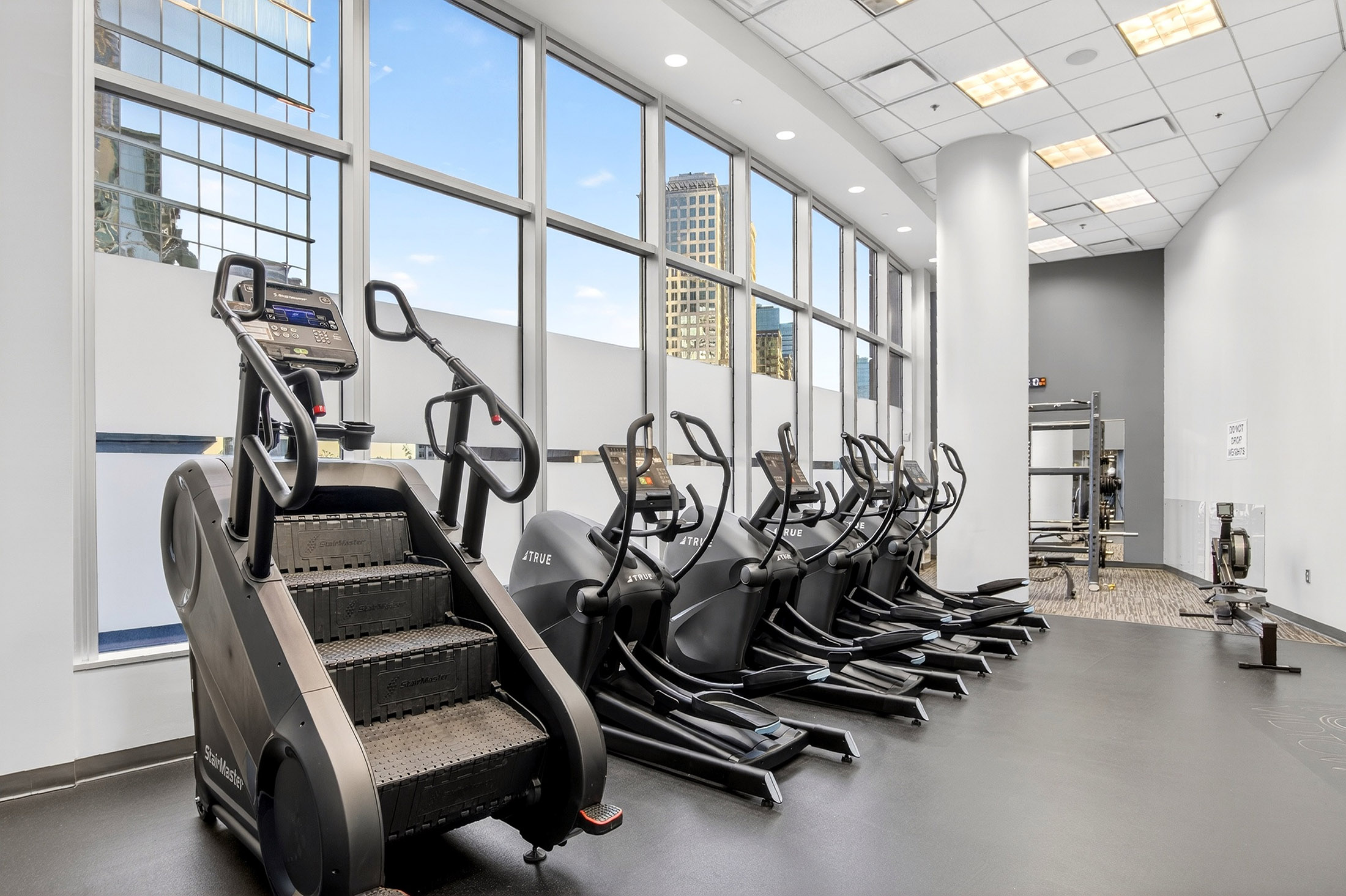  Iconic Intown Living at 1010 Midtown - 物件實景