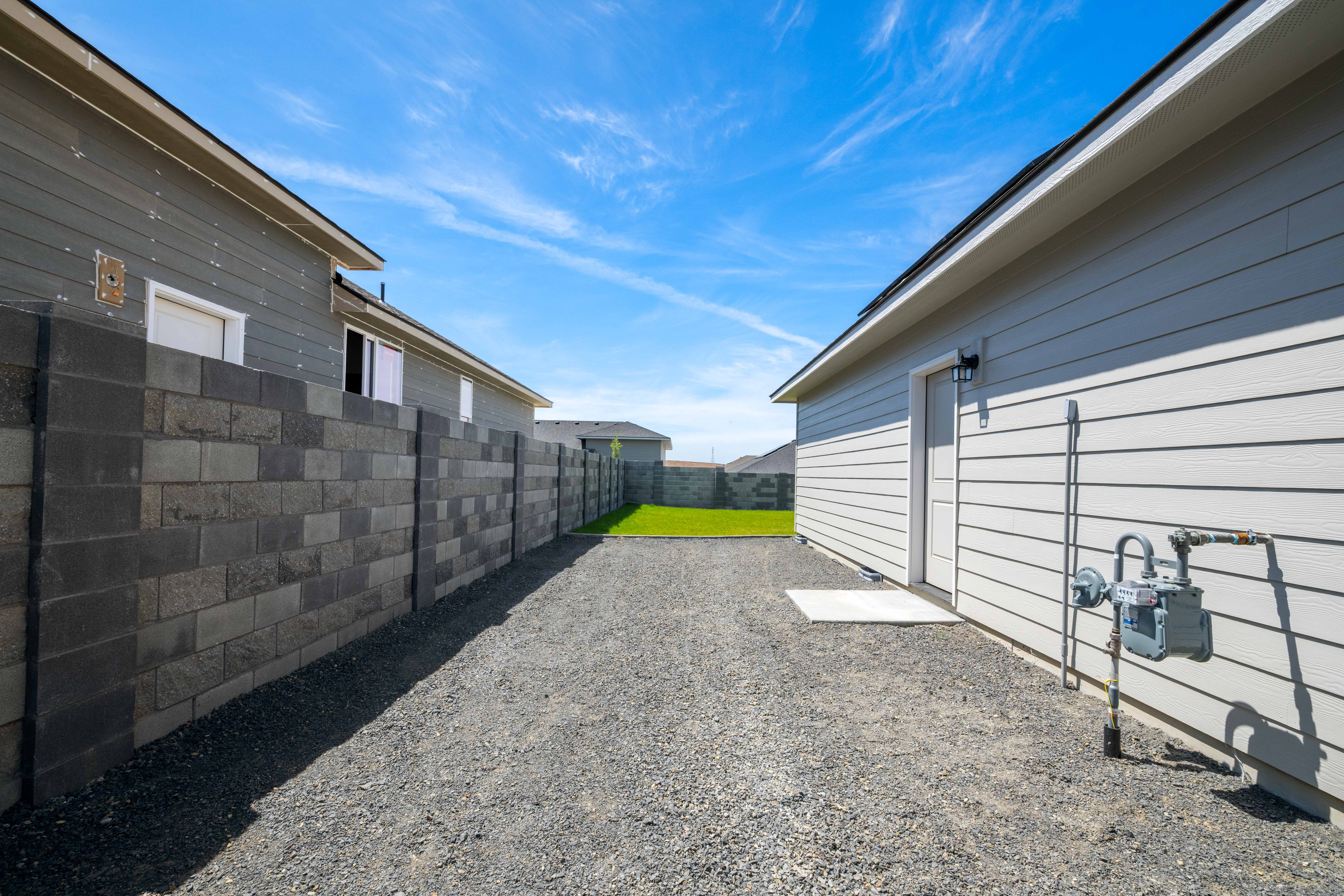  Full Block Wall Fencing & Extra Parking - 物件實景