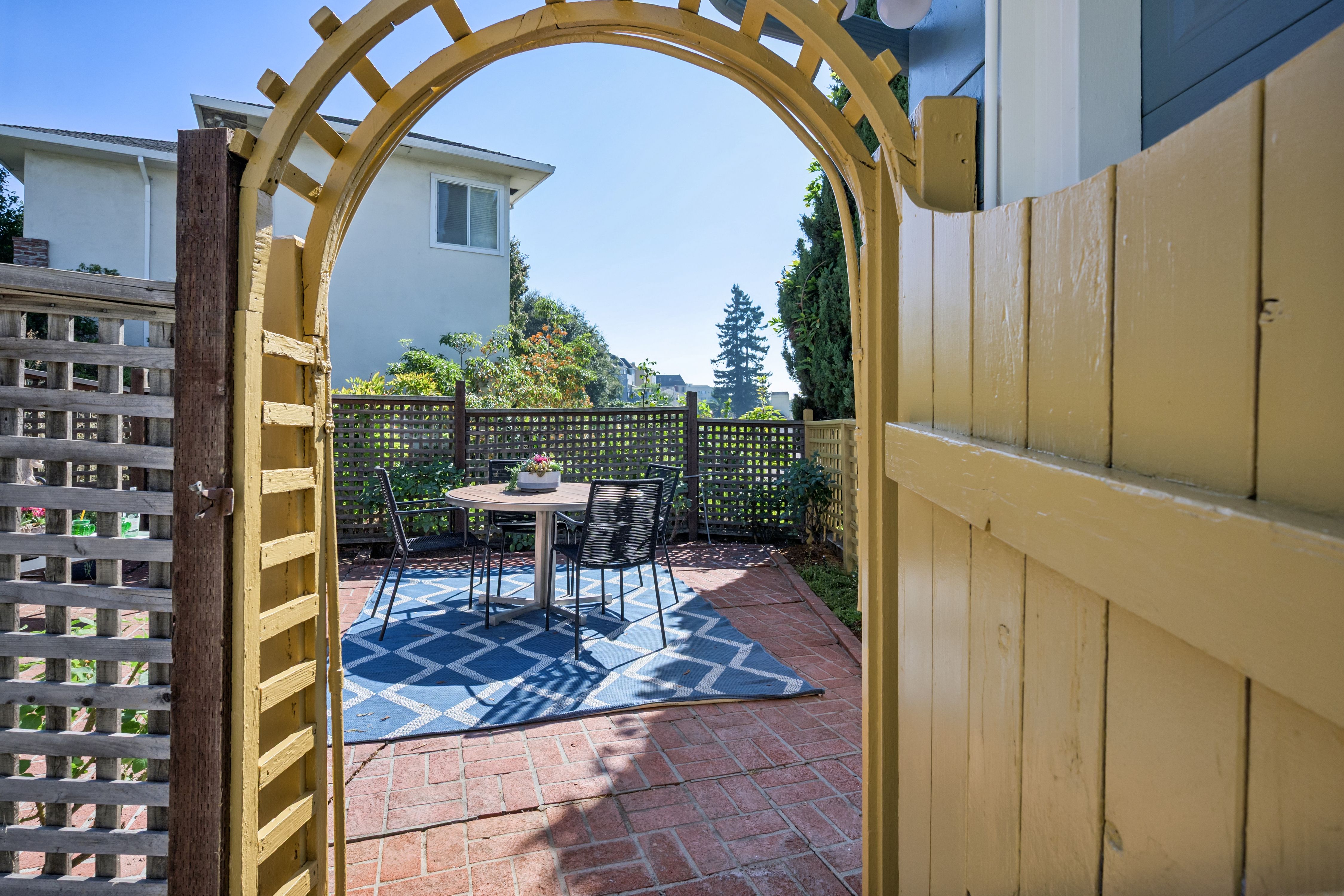  Spacious Corner-Lot Residence Offering Flexible Living Near Lake Merritt - 物件實景