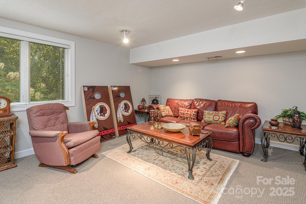 Hendersonville, North Carolina, 28739, United States, 3 Bedrooms Bedrooms, ,2 BathroomsBathrooms,Residential,For Sale,1974485