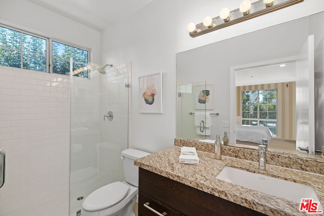 Los Angeles, California, 90004, United States, 2 Bedrooms Bedrooms, ,2 BathroomsBathrooms,Residential,For Sale,1885351