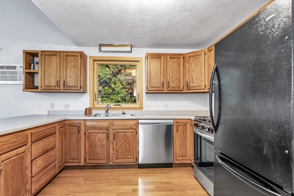 Dracut, Massachusetts, 01826, United States, 3 Bedrooms Bedrooms, ,2 BathroomsBathrooms,Residential,For Sale,1982385