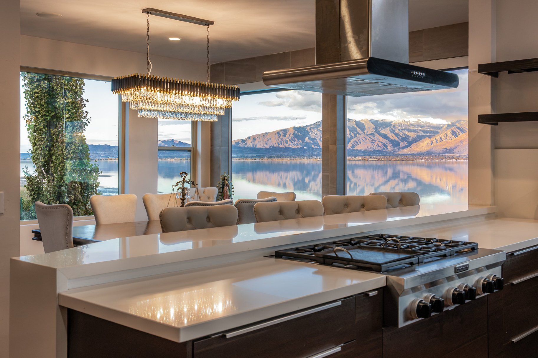  Modern Lakefront Retreat with Breathtaking Lake and Mountain Views - 物件實景