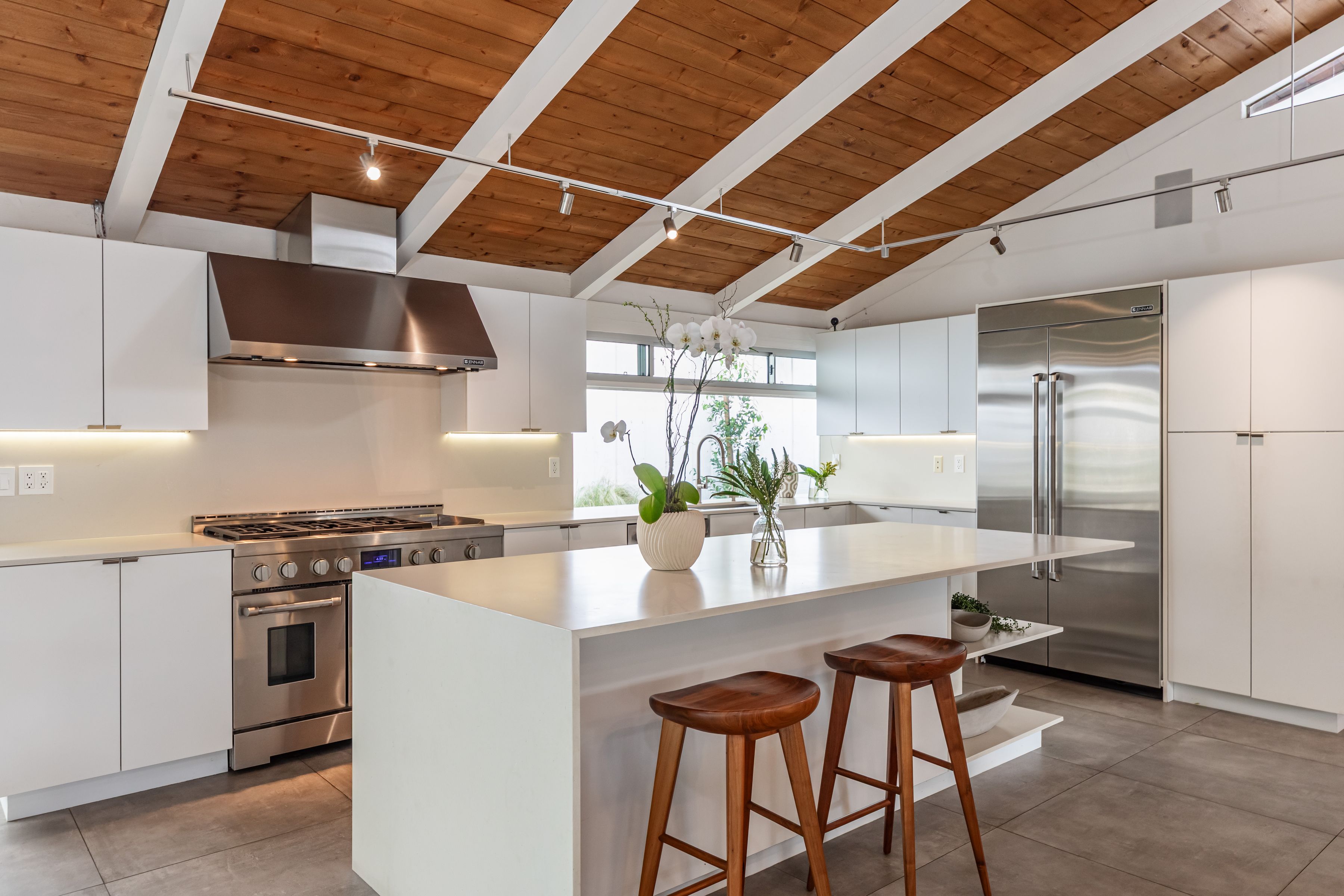  586 Lorna Lane - 物件實景