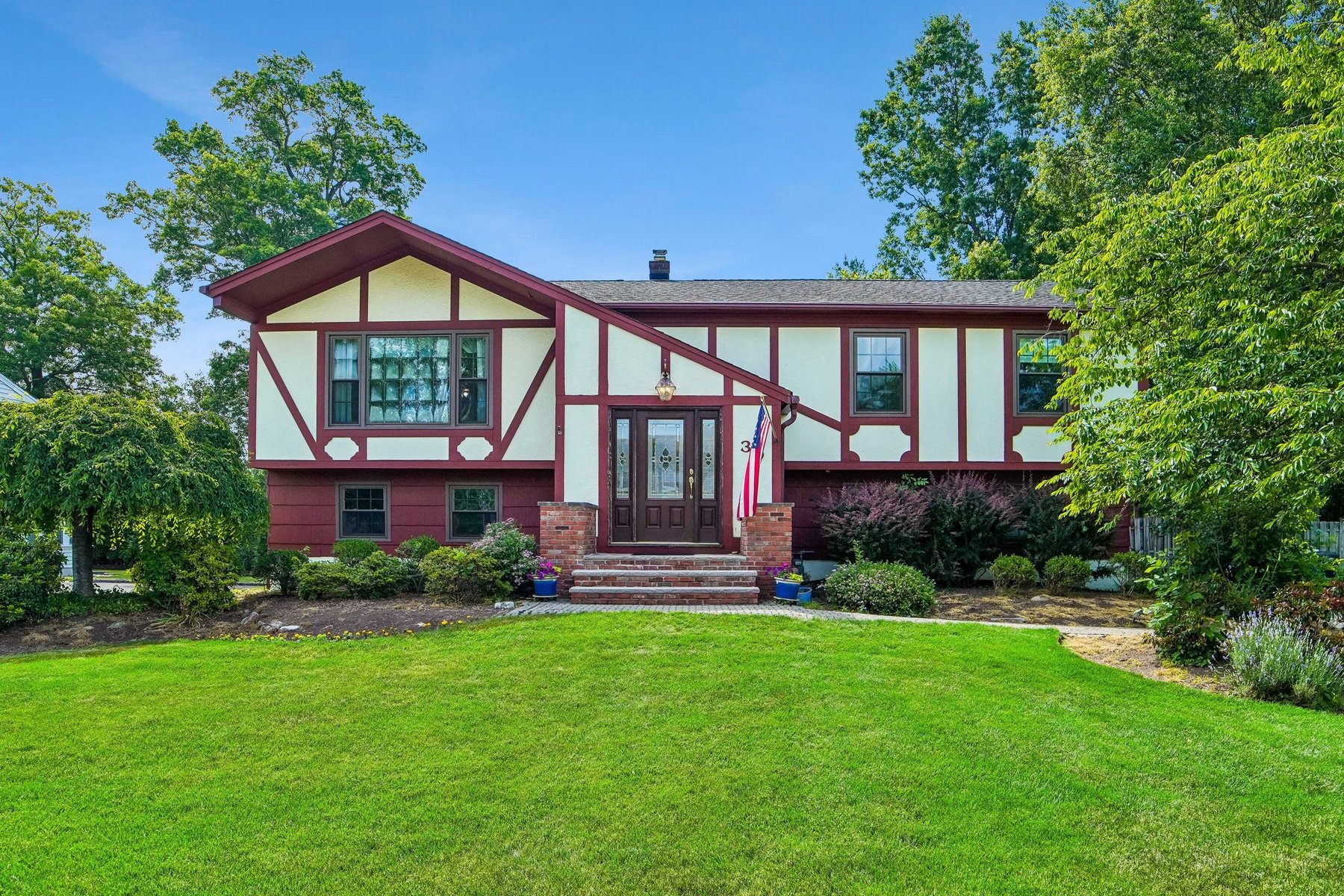  ?Oak Park? Bi-Level Provides Space Location and Long-Term Value - 物件實景