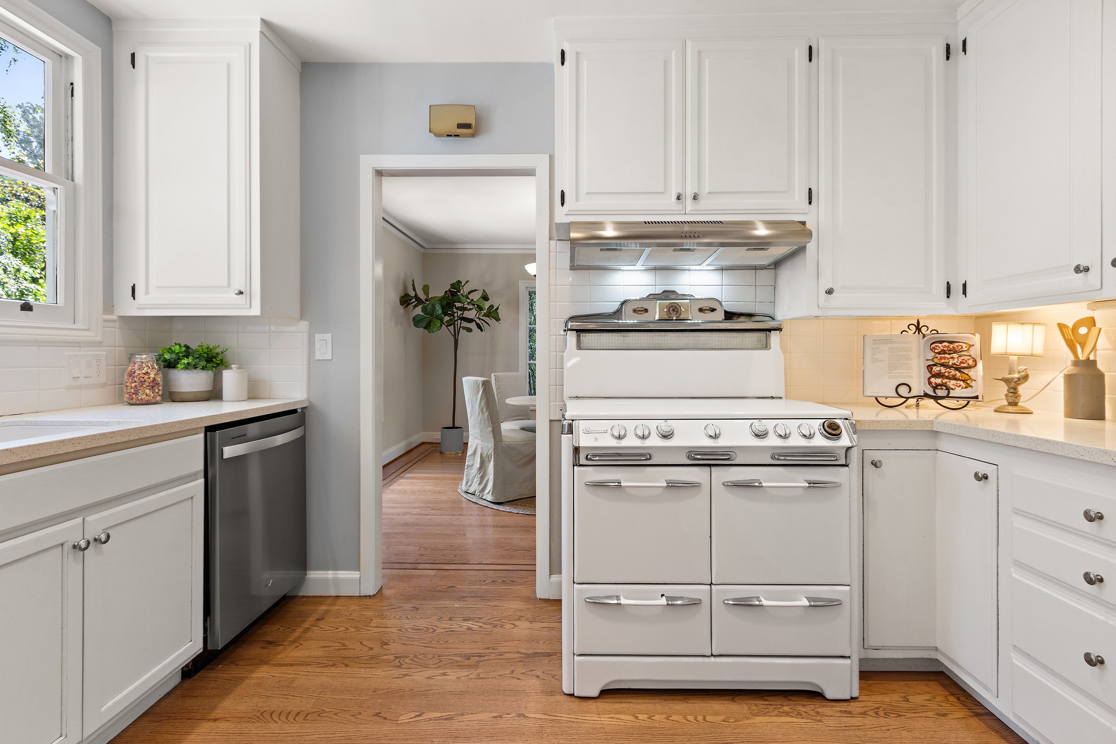  Crocker Highlands Classic with Modern Touches and Backyard Retreat - 物件實景