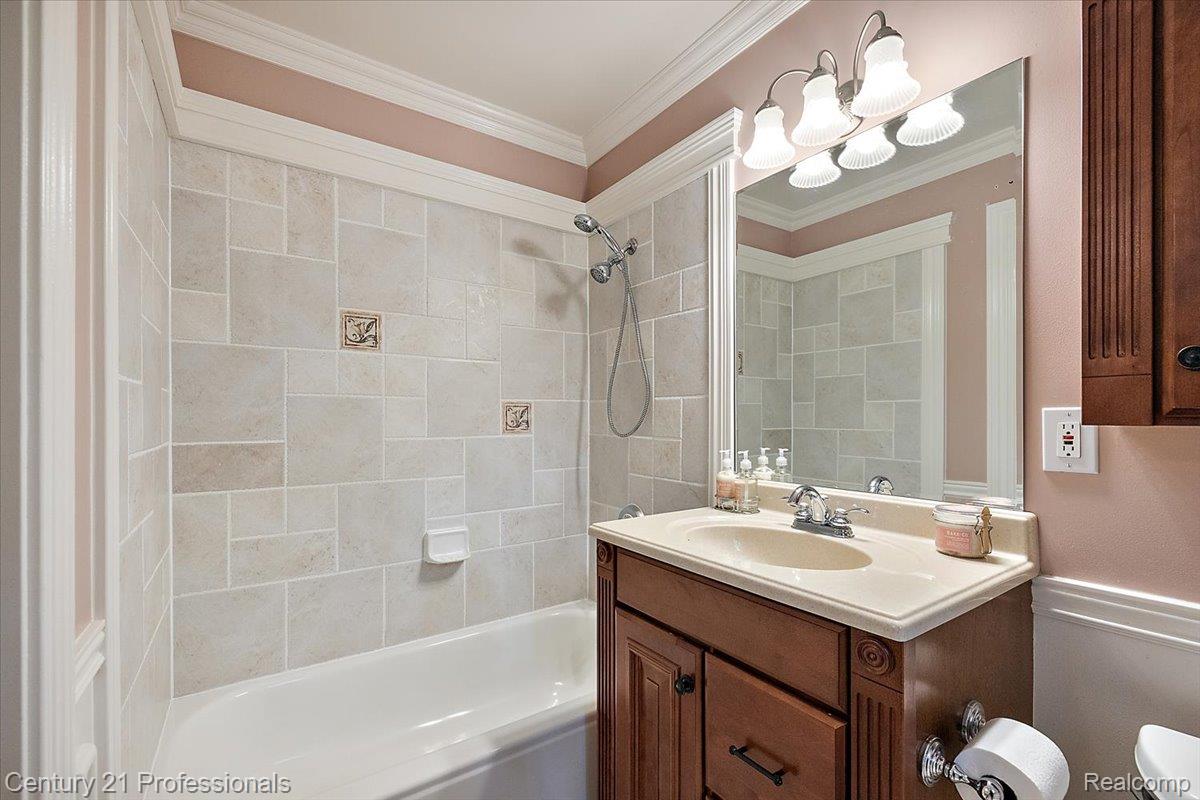 Clarkston, Michigan, 48346, United States, 4 Bedrooms Bedrooms, ,7 BathroomsBathrooms,Residential,For Sale,2048841