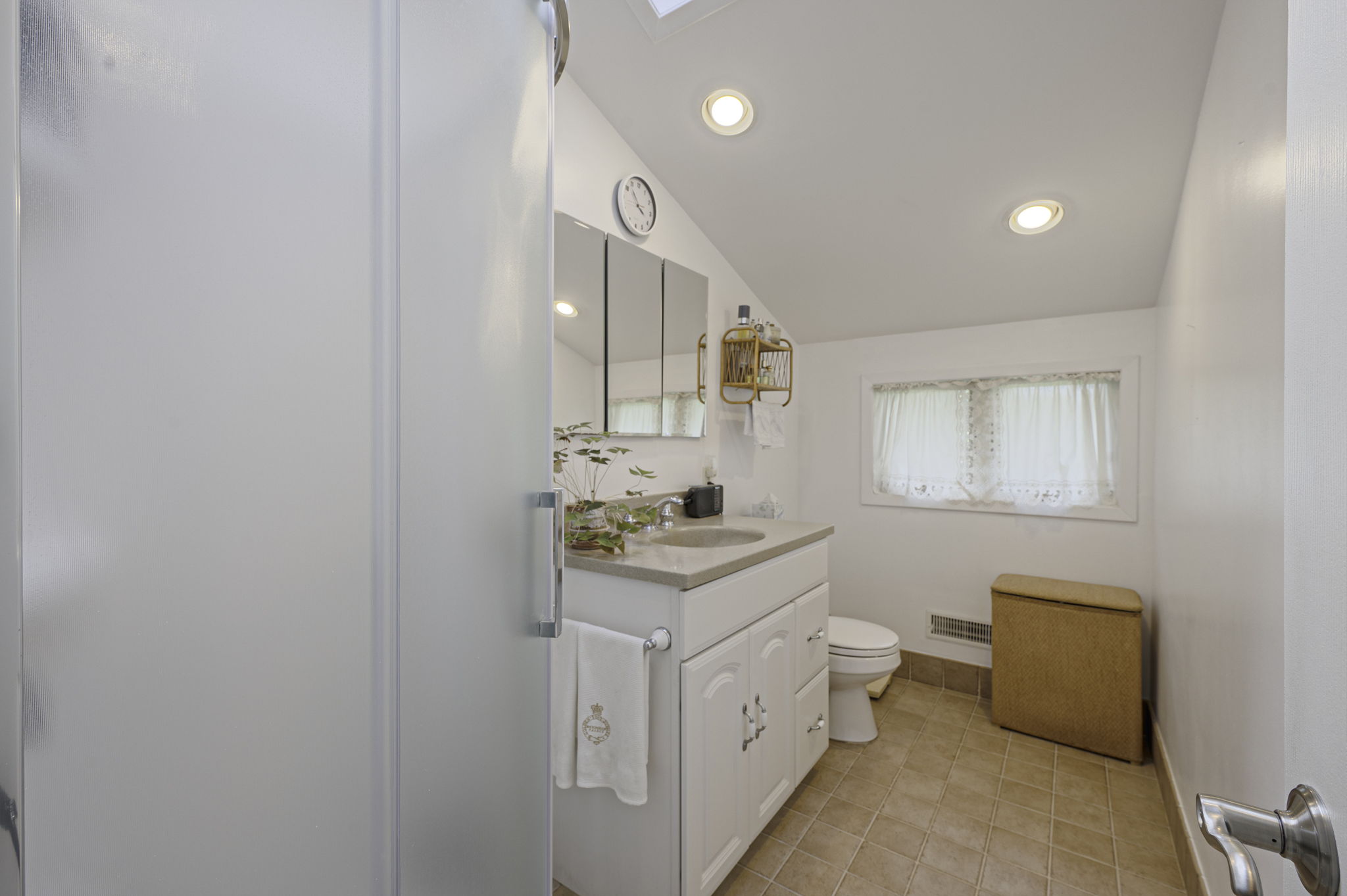 Babylon, New York, 11702, United States, 4 Bedrooms Bedrooms, ,3 BathroomsBathrooms,Residential,For Sale,1921676