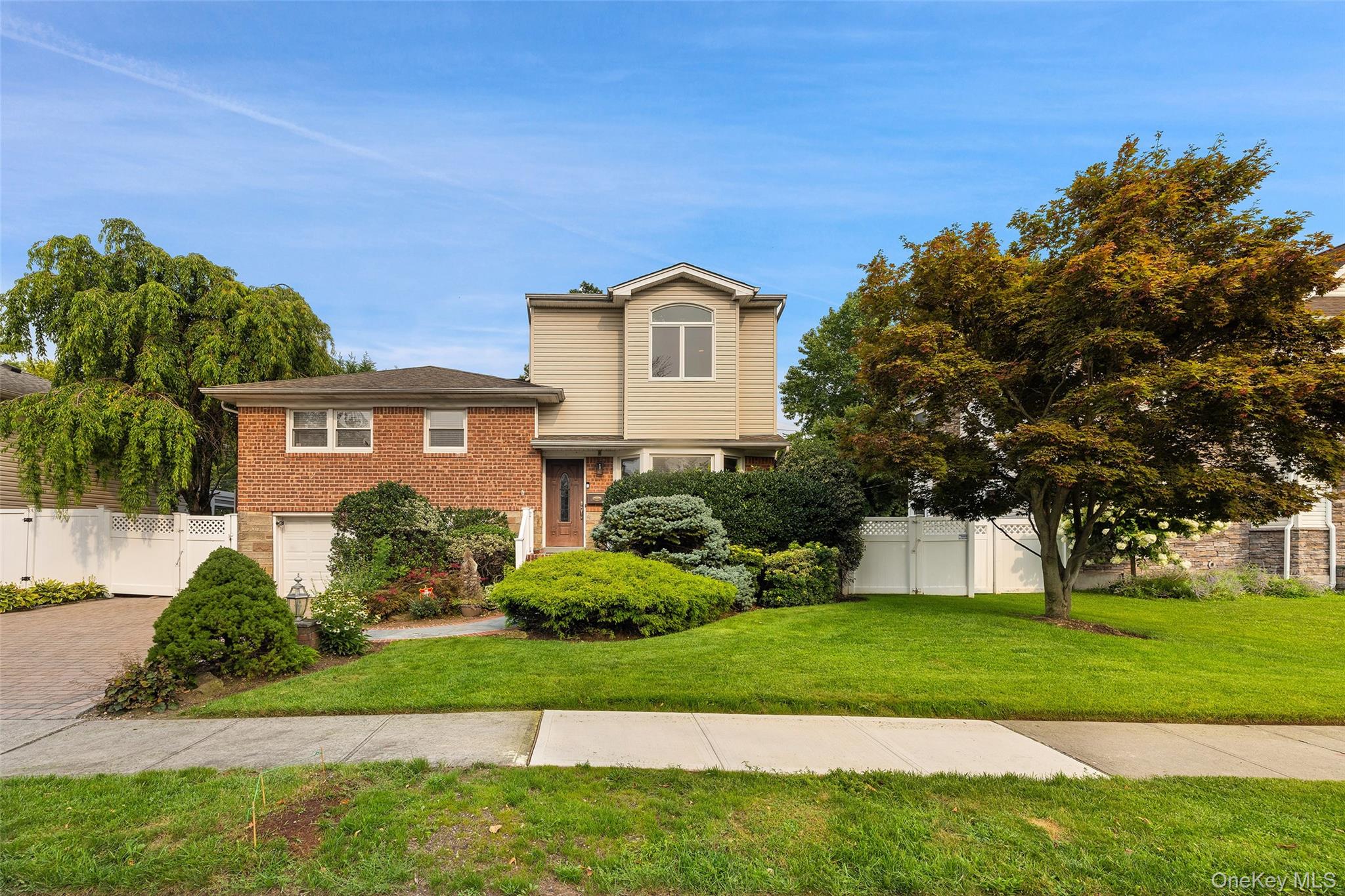 Kathleen Dr, Syosset, NY 11791