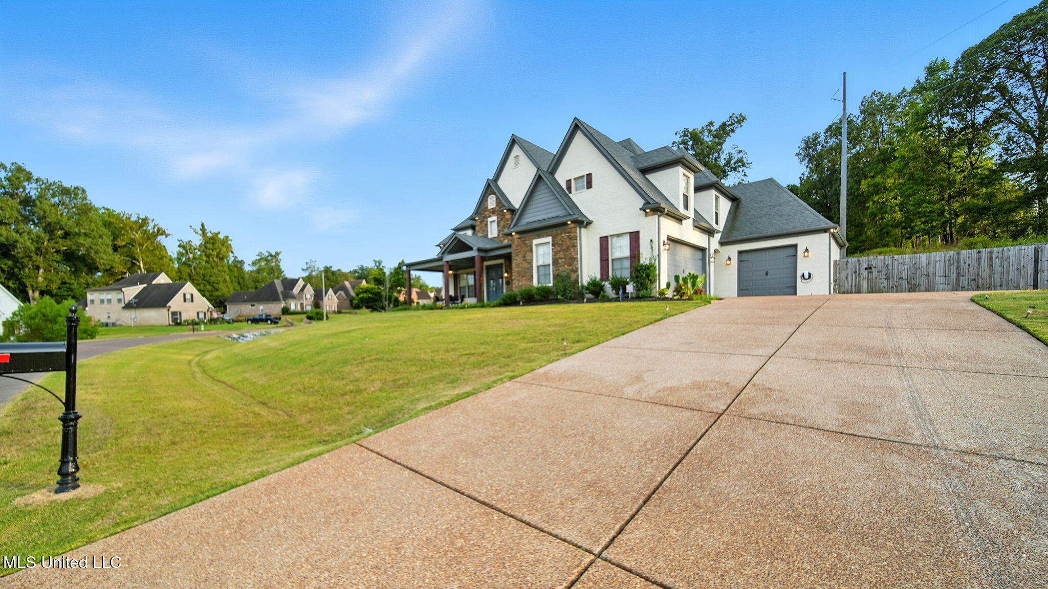 Hernando, Mississippi, 38632, United States, 4 Bedrooms Bedrooms, ,3 BathroomsBathrooms,Residential,For Sale,1978429