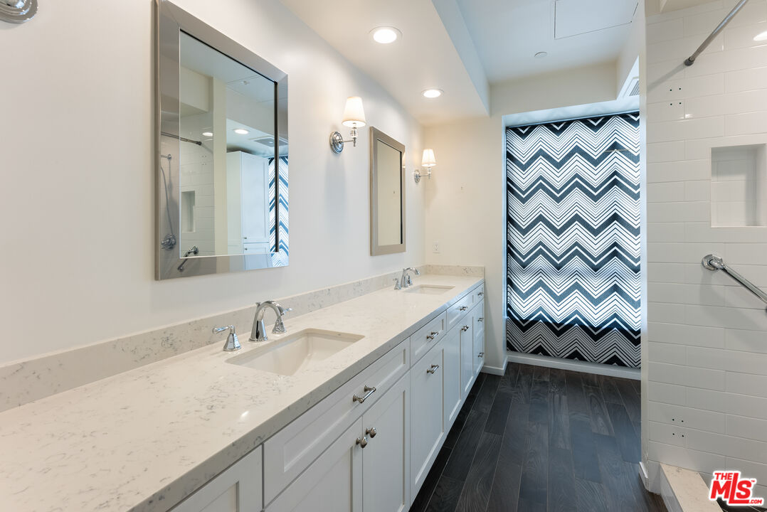 Los Angeles, California, 90024, United States, 2 Bedrooms Bedrooms, ,3 BathroomsBathrooms,Residential,For Sale,1883580