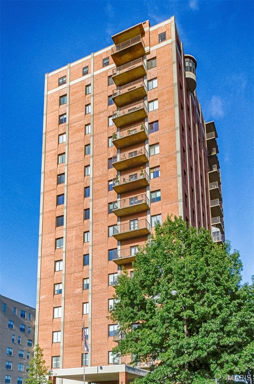 St Louis, Missouri, 63105, United States, 2 Bedrooms Bedrooms, ,2 BathroomsBathrooms,Residential,For Sale,1828450