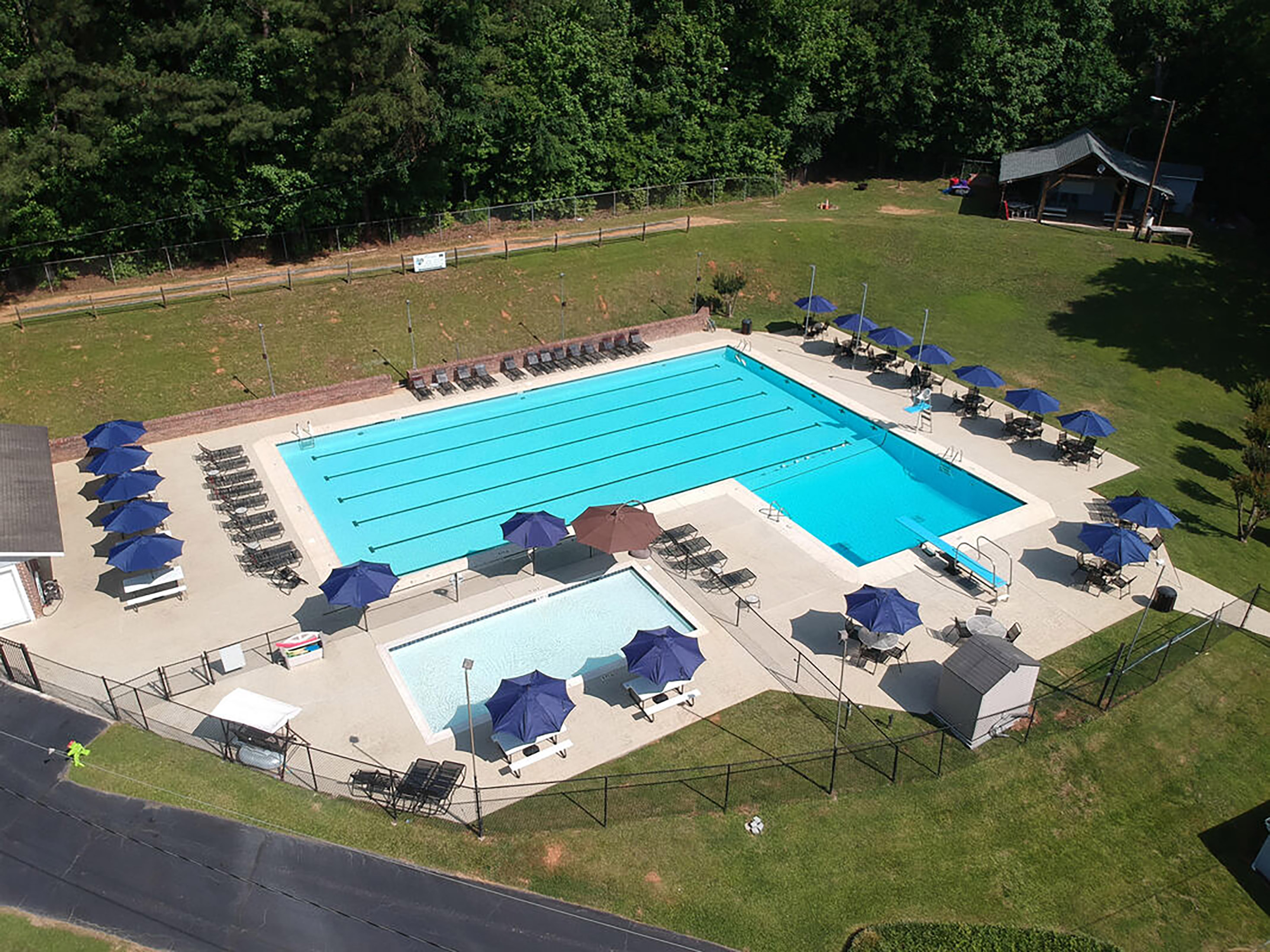  Thoughtfully Expanded and Updated Dunwoody Home on Wooded 0.82+/- Acre Lot - 物件實景