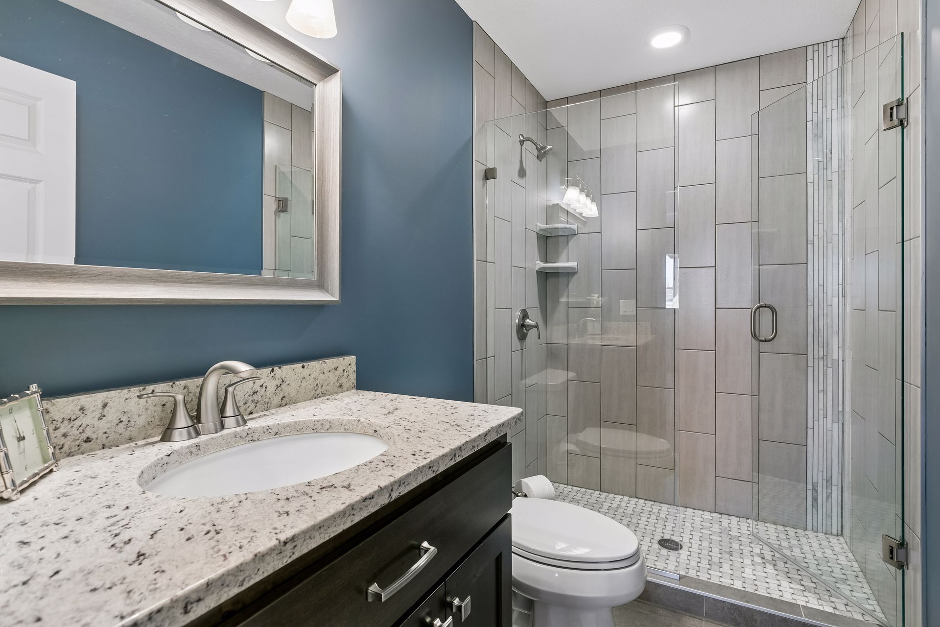  Elegant Living with Entertainer’s Lower Level - 物件實景