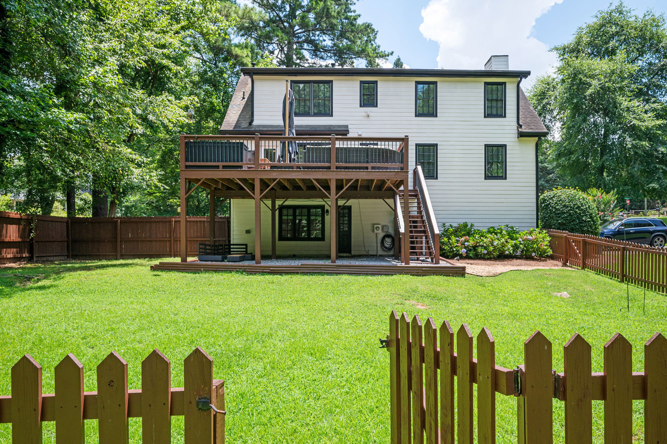  Exceptional Home Nestled on 0.83+/- Acre Picturesque Corner Lot - 物件實景