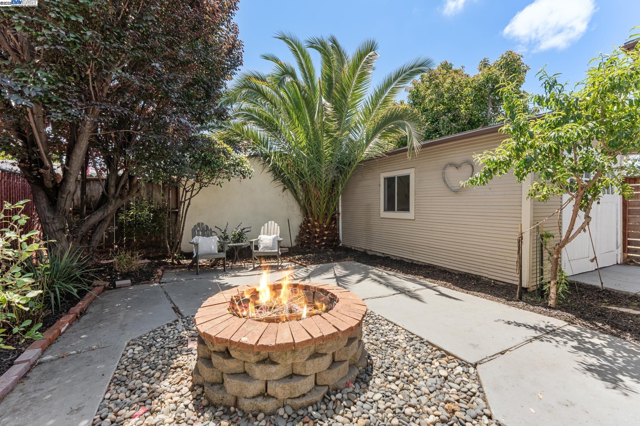 Oakland, California, 94605, United States, 2 Bedrooms Bedrooms, ,1 BathroomBathrooms,Residential,For Sale,1901518