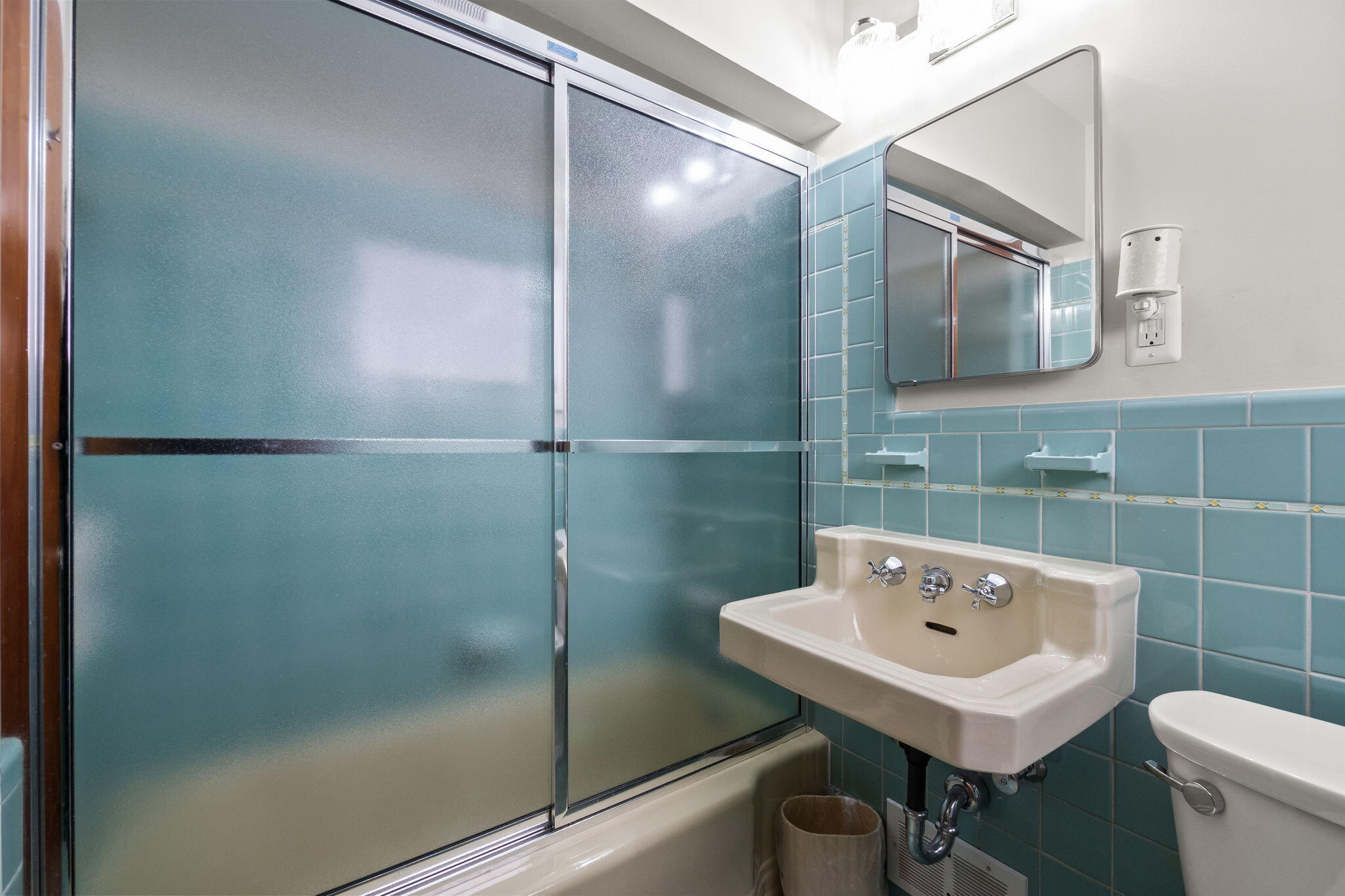Detroit, Michigan, 48215, United States, 3 Bedrooms Bedrooms, ,4 BathroomsBathrooms,Residential,For Sale,1924310