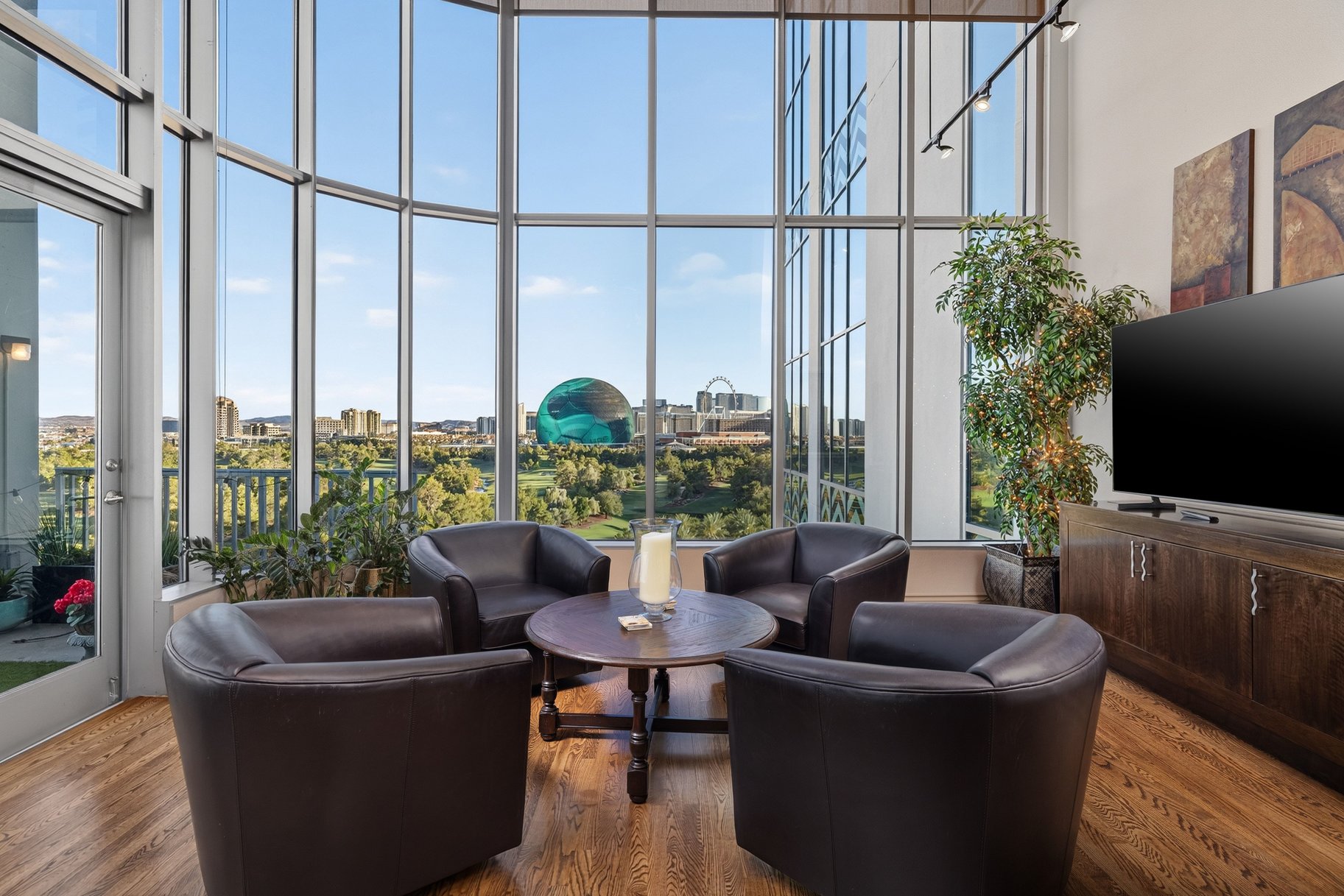  From Sunrise to Neon: Unrivaled Views of the Strip, Sphere & Valley Beyond - 物件實景