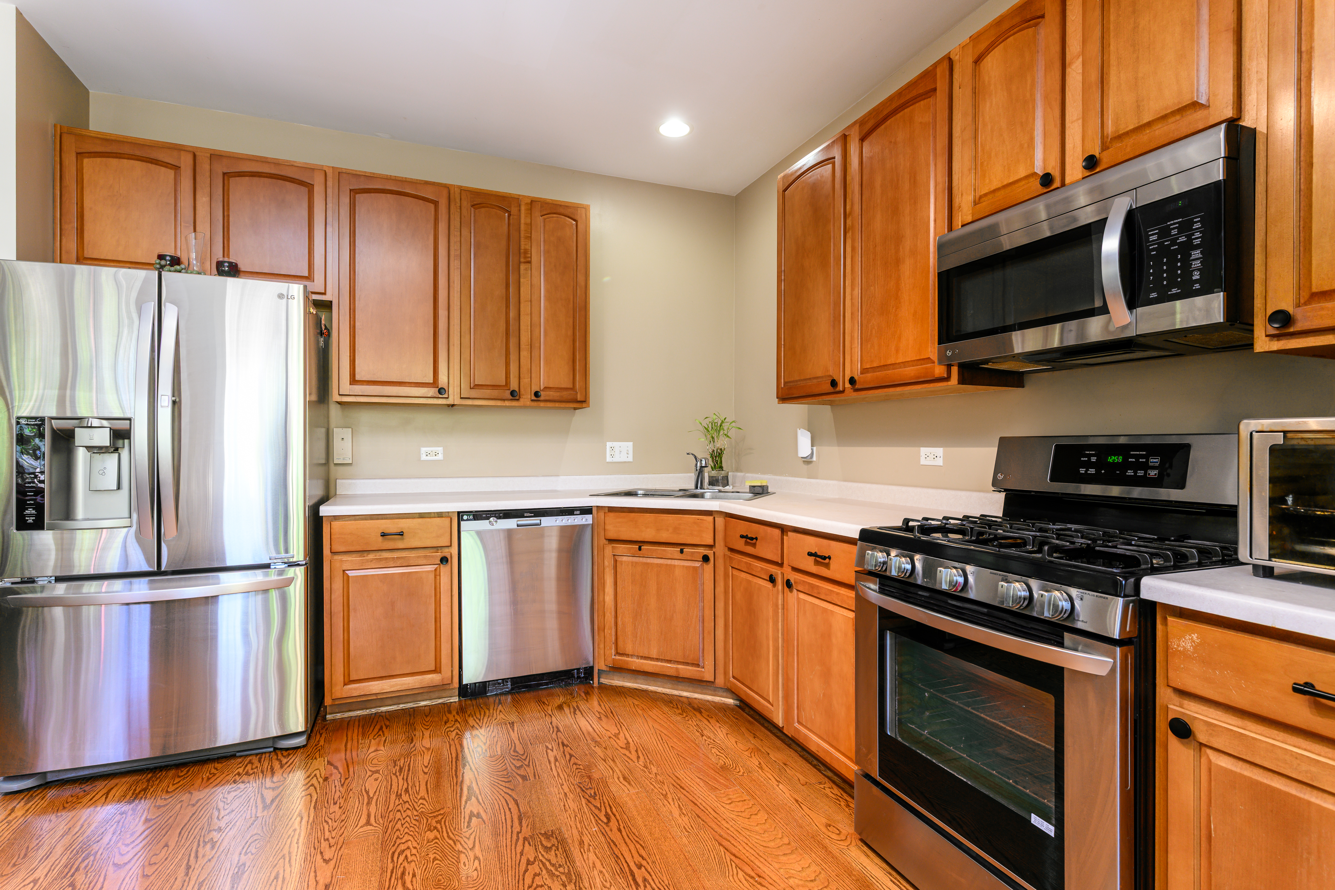 Bright and Spacious Corner Home with Fully Finished Basement - 物件實景