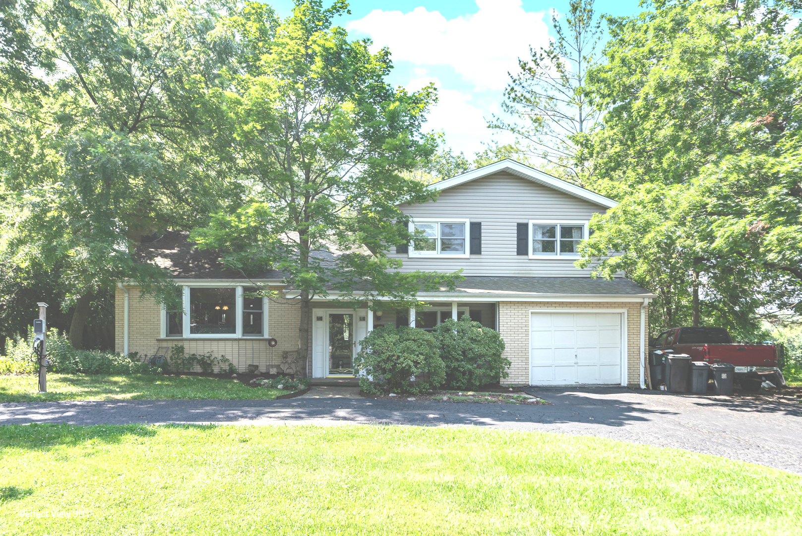 Libertyville, Illinois, 60048, United States, 3 Bedrooms Bedrooms, ,2 BathroomsBathrooms,Residential,For Sale,1899711