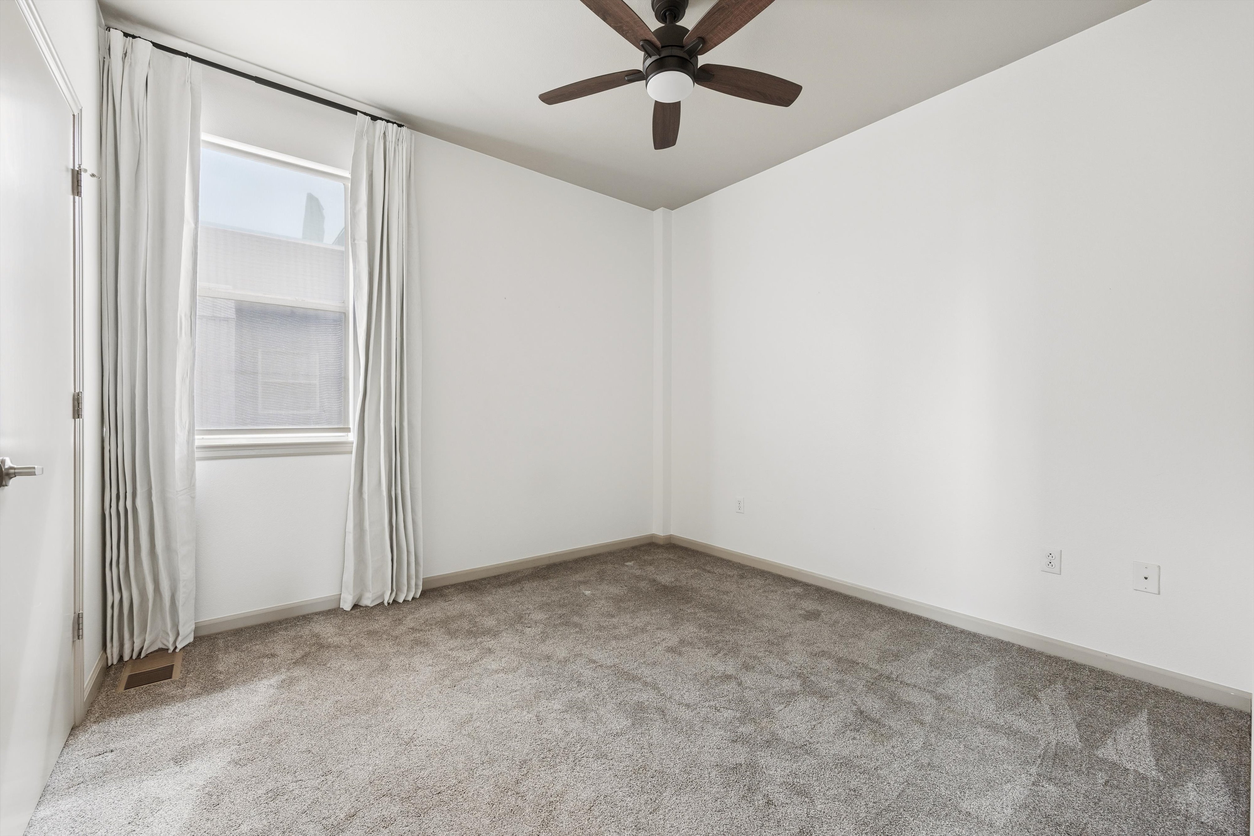  Beautifully updated end-unit offers exceptional natural light & abundant windows - 物件實景