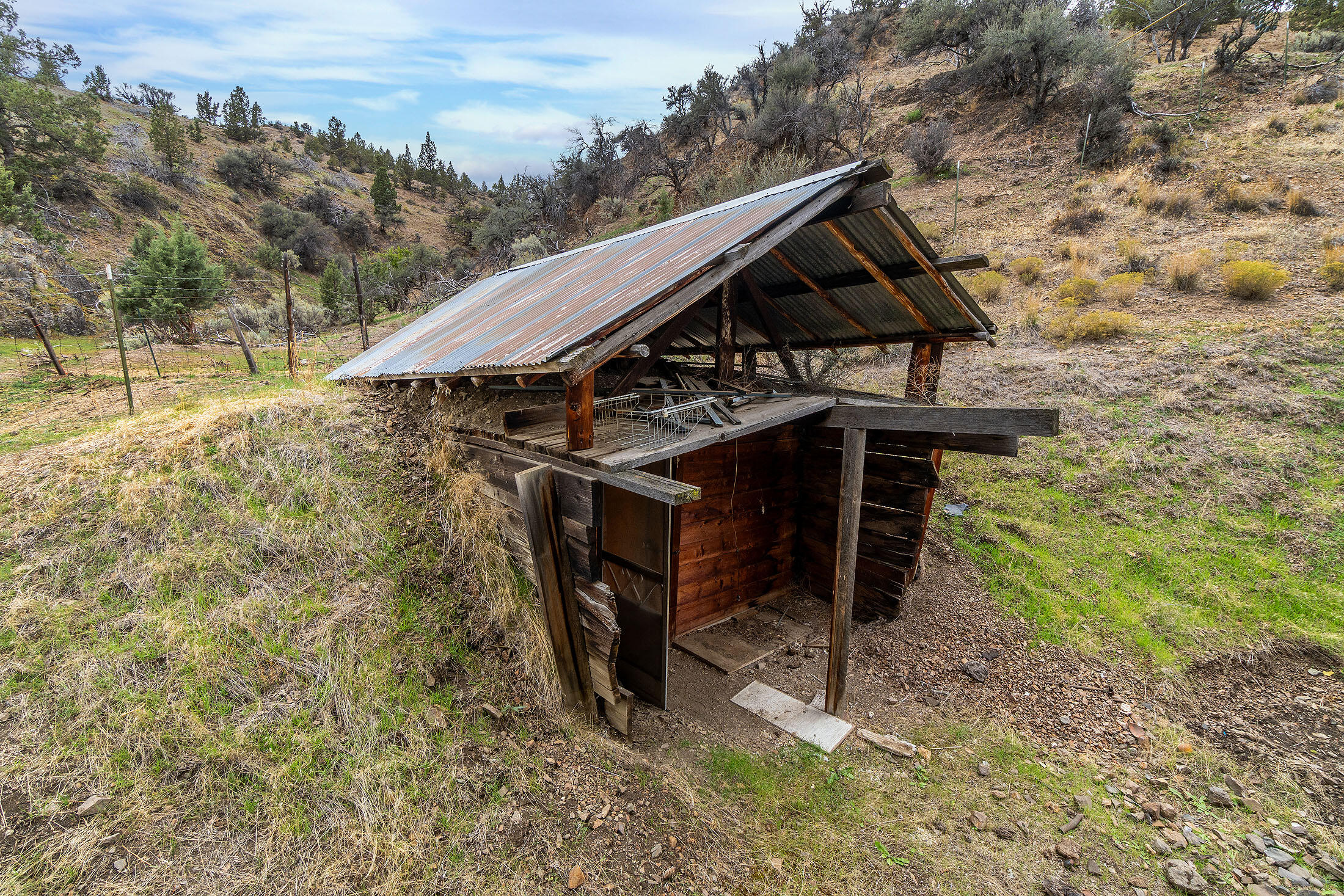 Mitchell, Oregon, 97750, United States, 3 Bedrooms Bedrooms, ,2 BathroomsBathrooms,Residential,For Sale,1965527