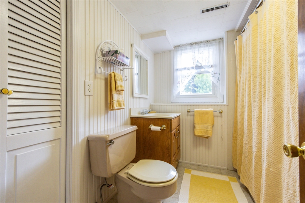 Stoughton, Massachusetts, 02072, United States, 4 Bedrooms Bedrooms, ,2 BathroomsBathrooms,Residential,For Sale,1976018