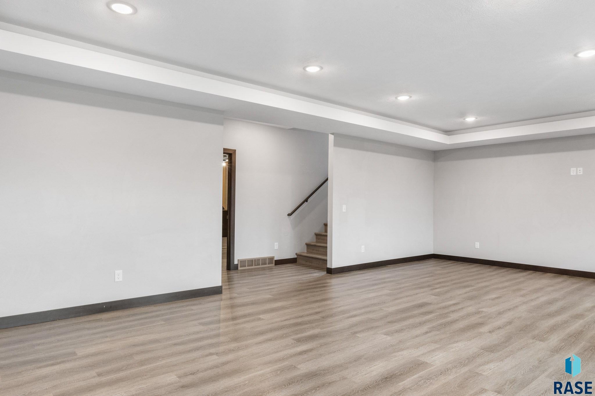 Sioux Falls, South Dakota, 57103, United States, 6 Bedrooms Bedrooms, ,4 BathroomsBathrooms,Residential,For Sale,1898339